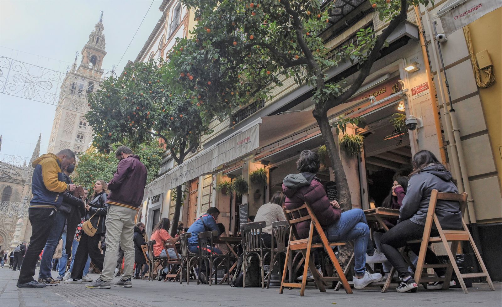Clientes en un velador en la calle Mateos Gago, junto a la Giralda.