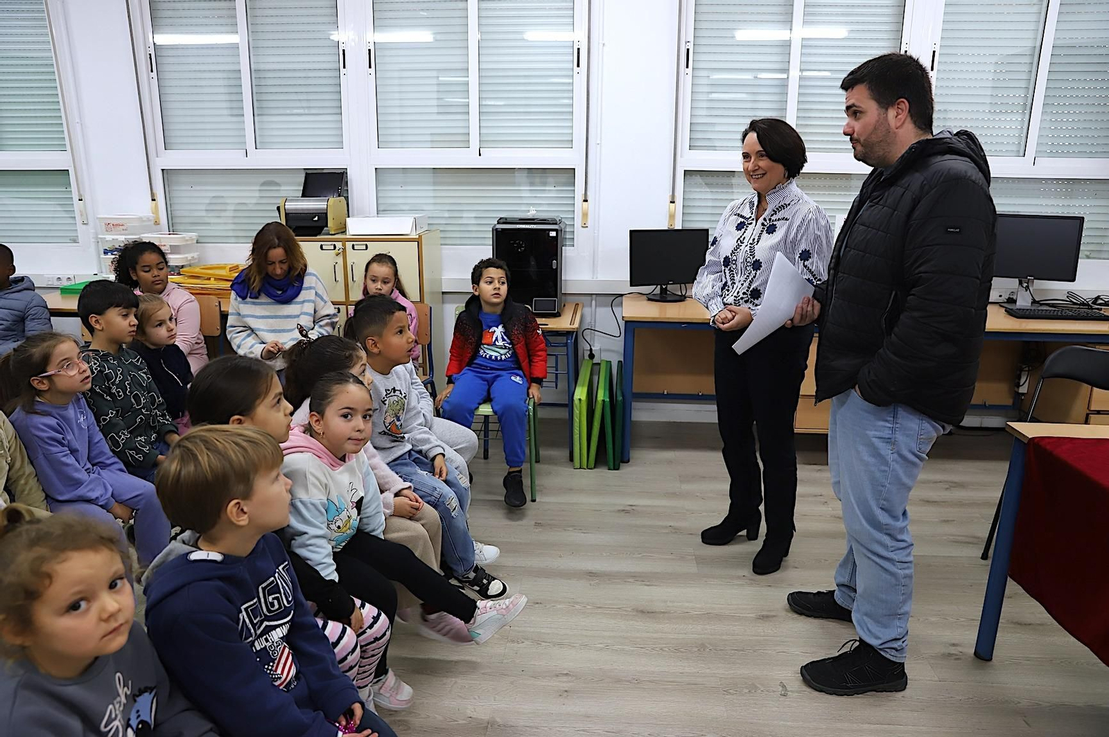 La delegada de Educación, Nela García, durante la charla a los alumnos de Primaria del CEIP Luis Vives