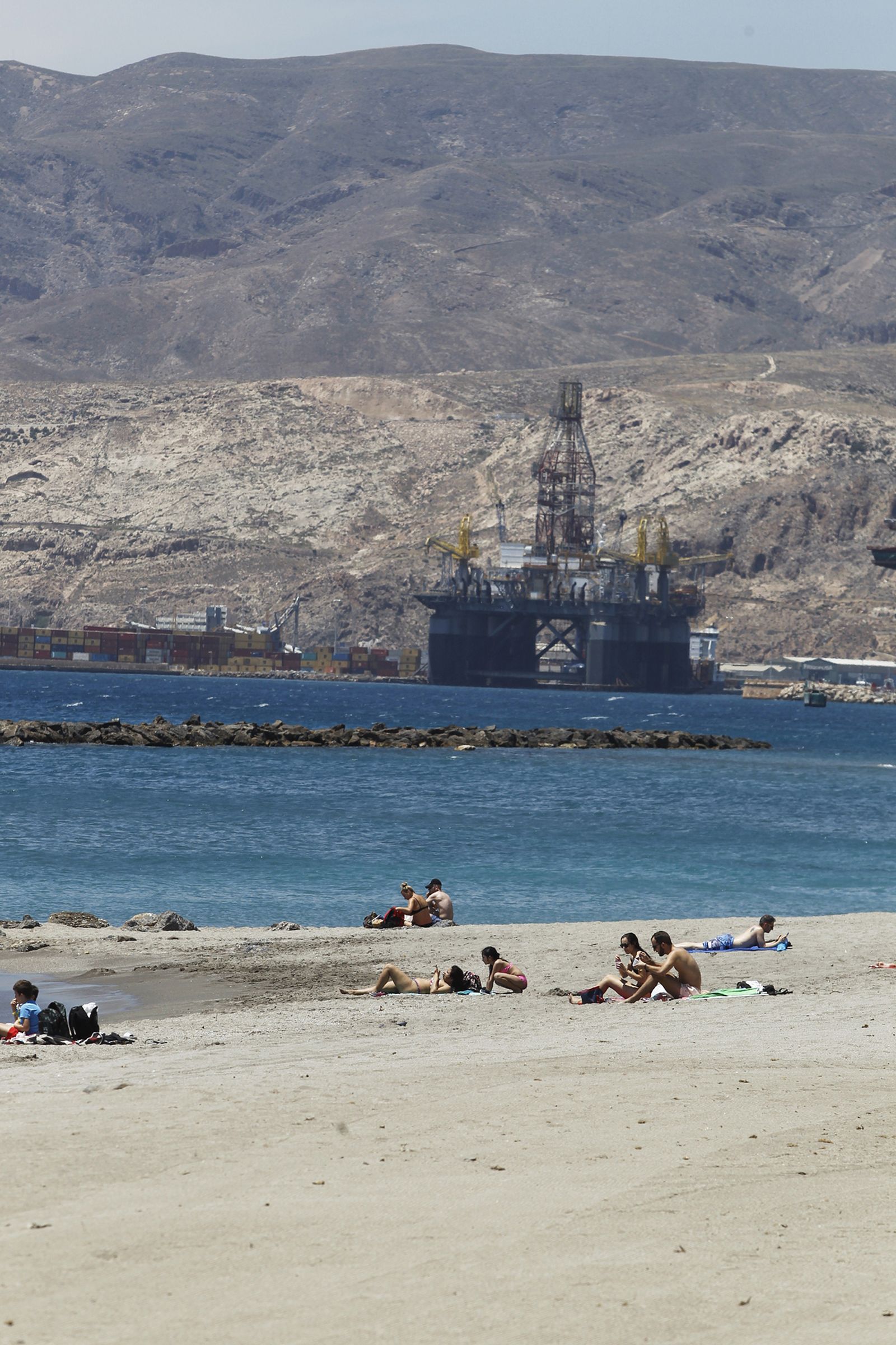 Fotogalería primer día de playa tras el confinamiento en Almería