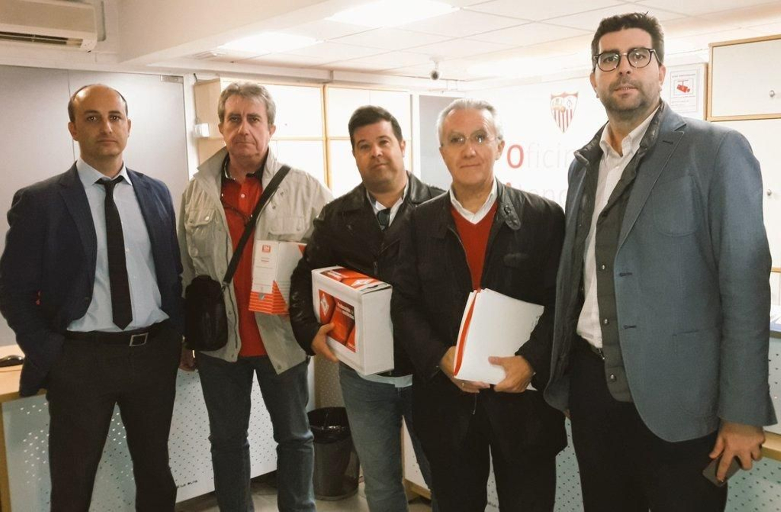 Carlos Jiménez (F. Peñas) y Eduardo Arenas (A. Unidos), en las oficinas del Sevilla entre otros accionistas.