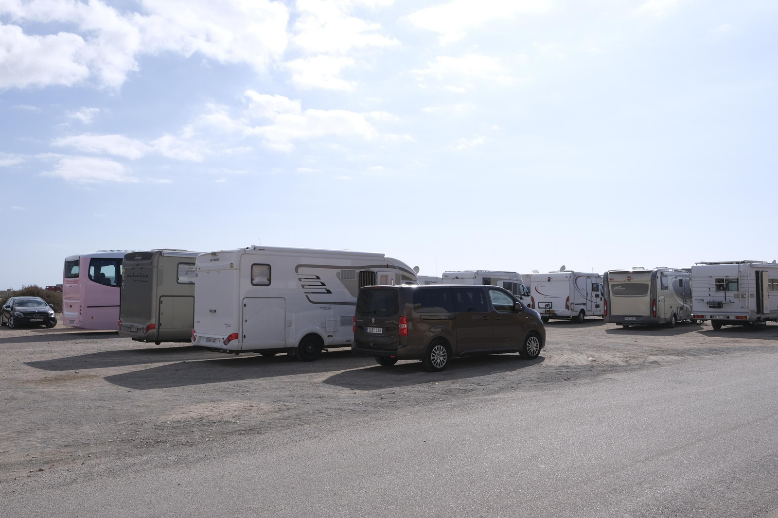 Imágenes de las autocaravanas estacionadas en Cabo de Gata.