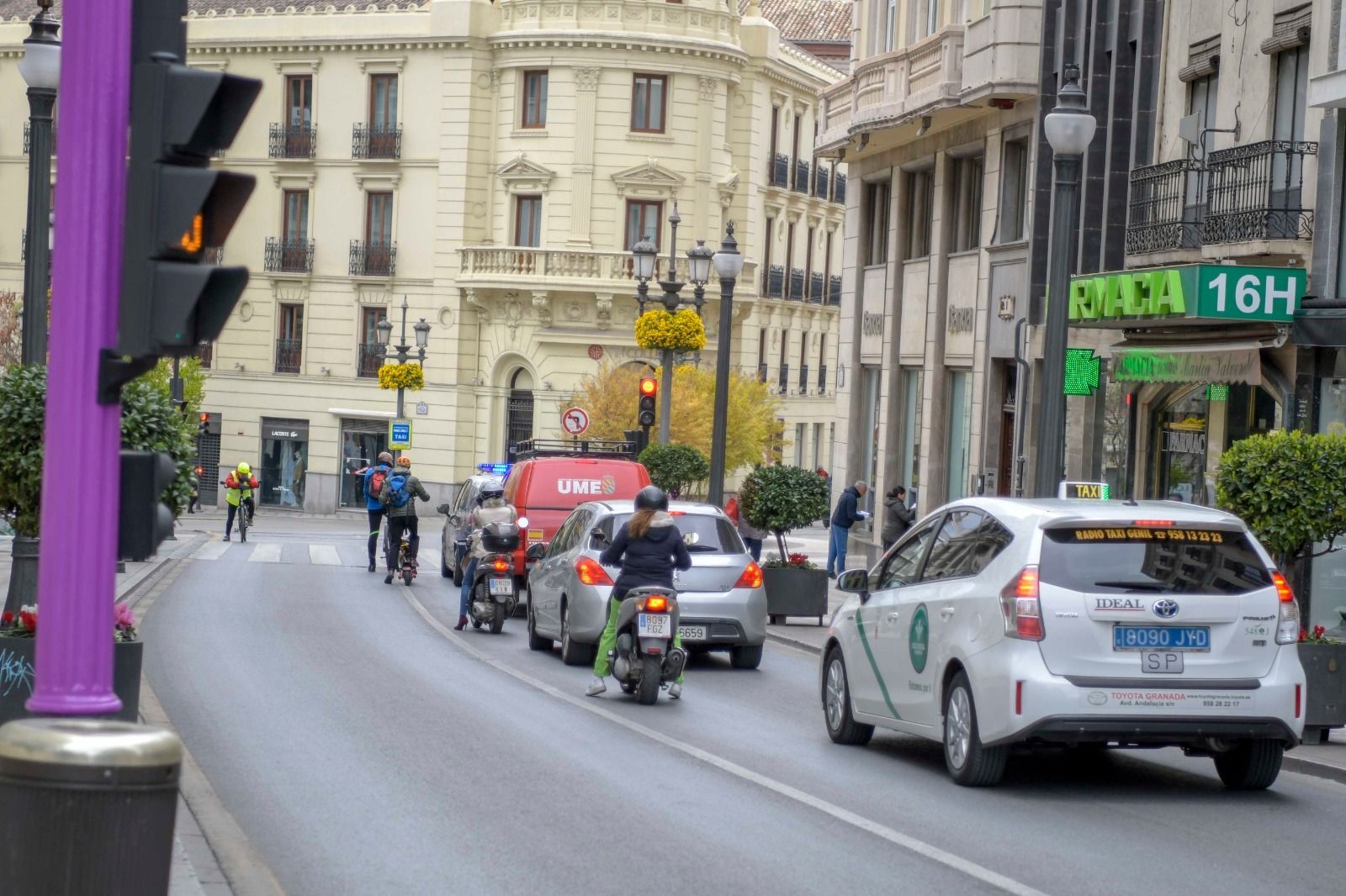 Limpieza en autobuses y poco tráfico en Granada por el coronavirus