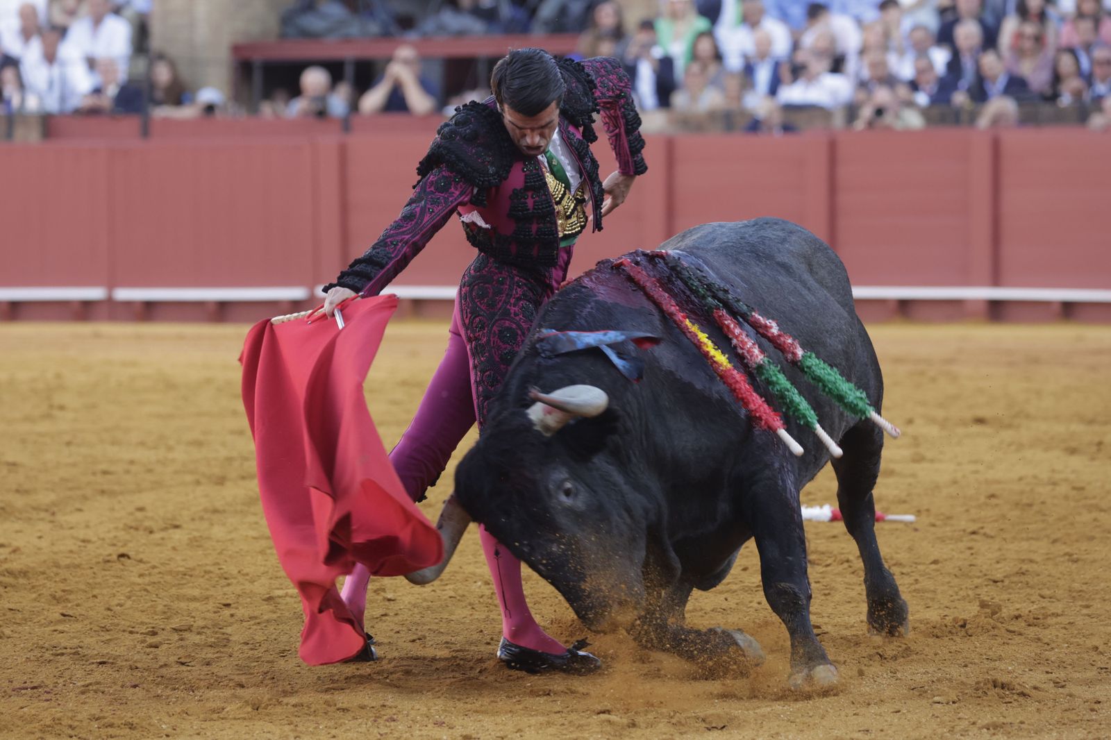 Las imágenes de la corrida de los Victorinos en la Maestranza de Sevilla