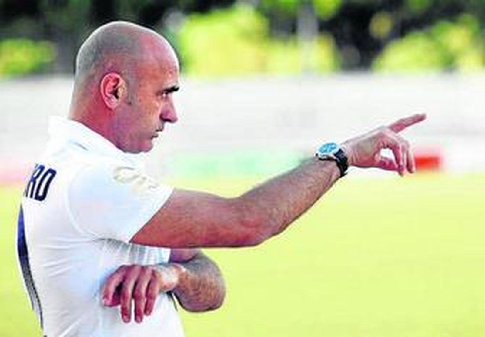 Javier Zafra da instrucciones en el partido contra el Puerto Real.