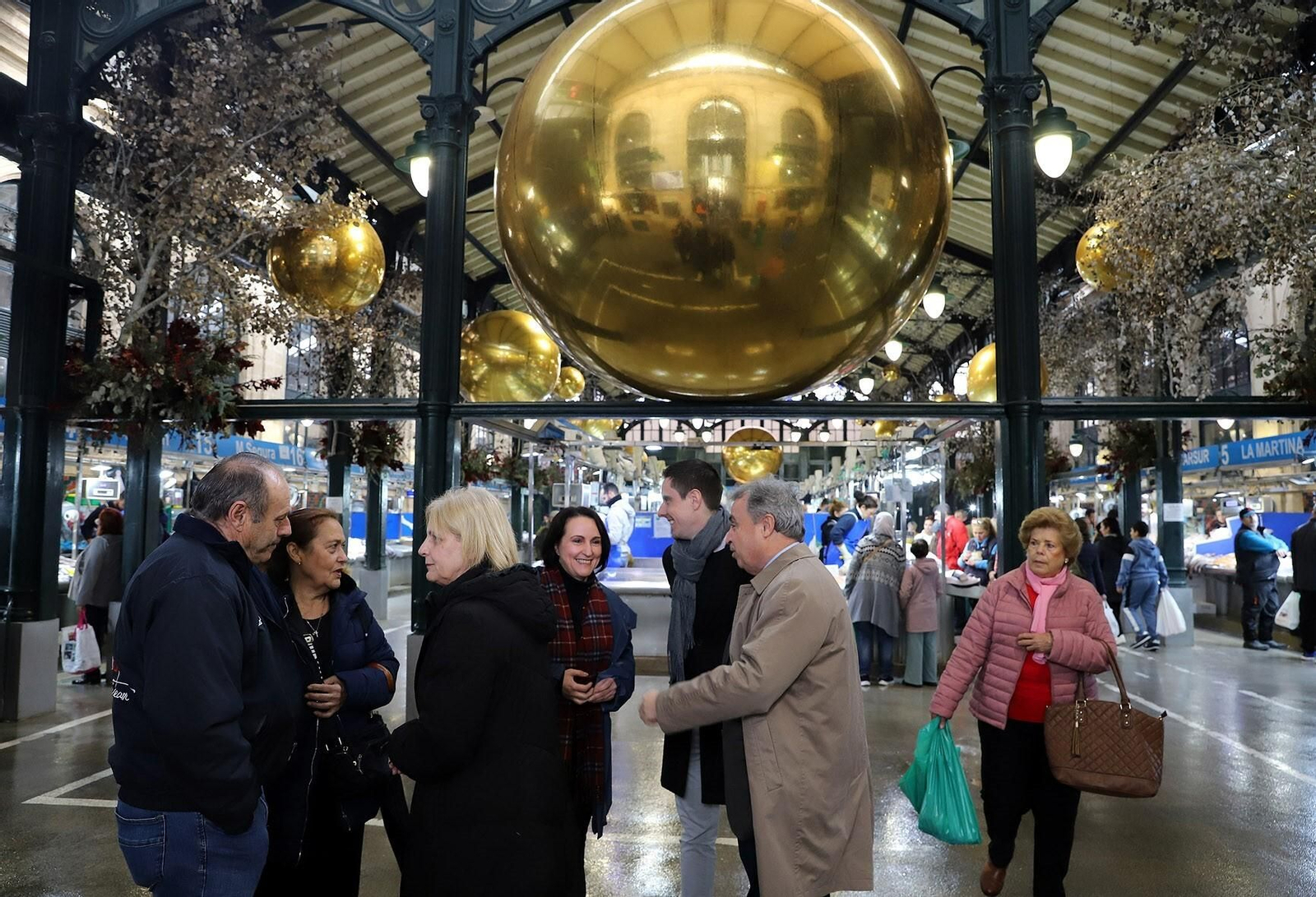 La alcaldesa de Jerez, acompañada por varios delegados municipales, visita la plaza de abastos central.