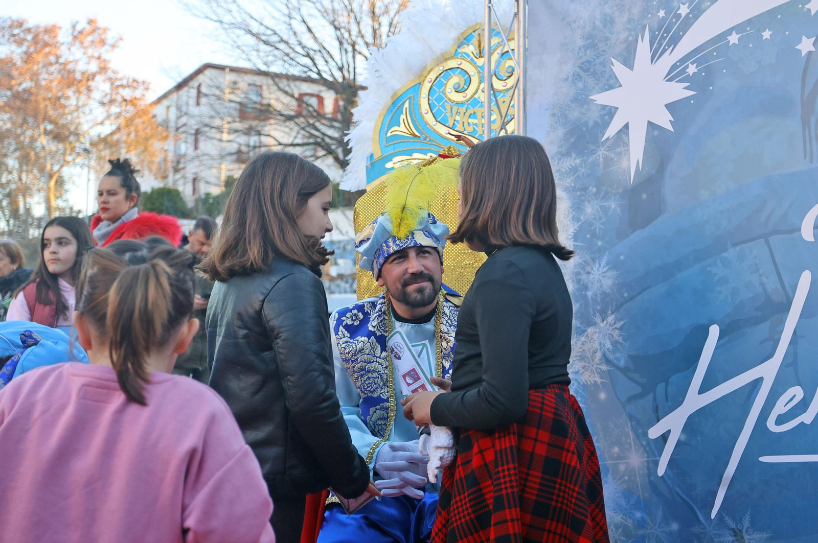 Imágenes del paje Real de SSMM los Reyes Magos recogiendo las cartas de los niños y niñas de Huelva en la plaza Houston