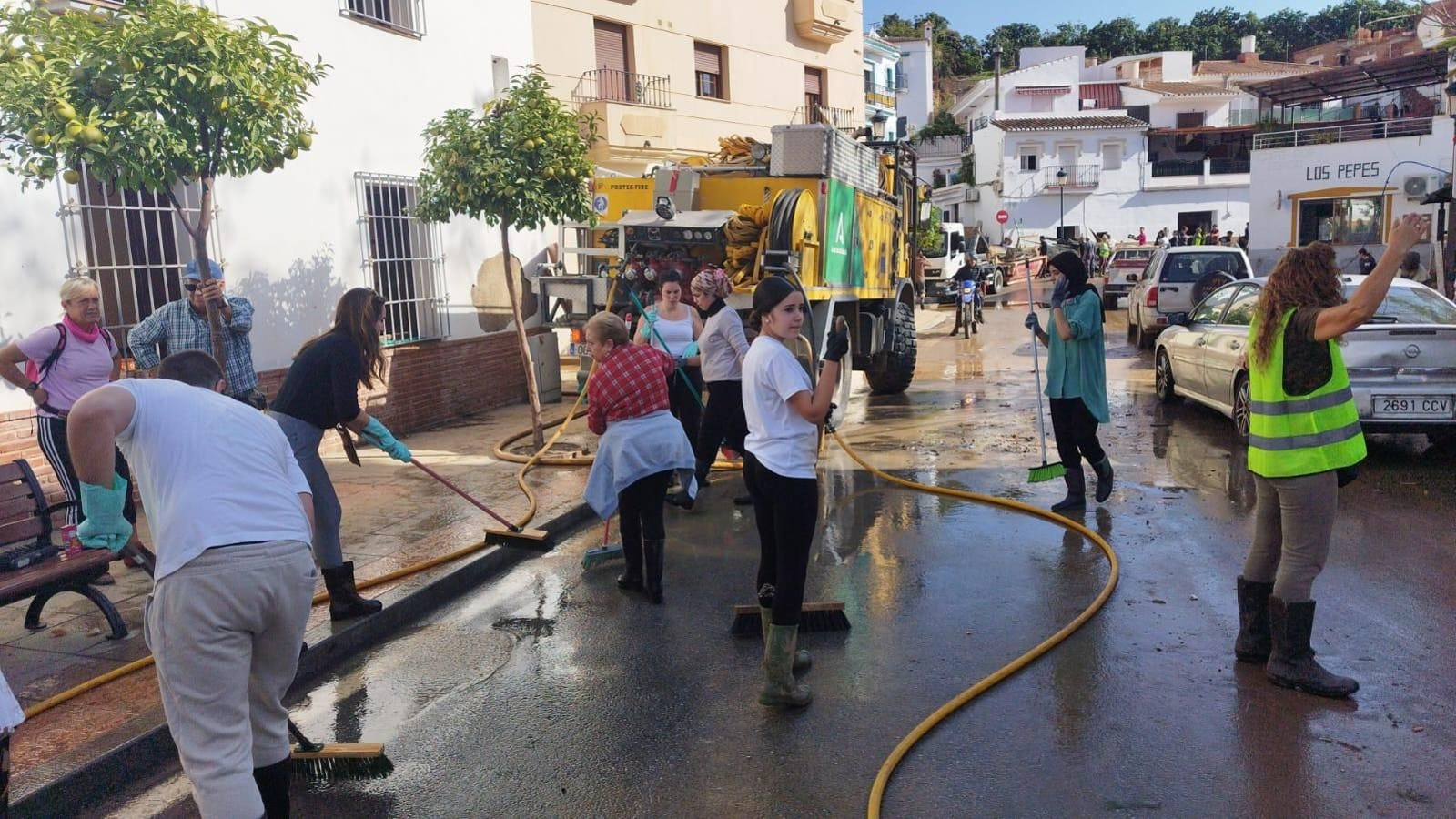 Los voluntarios de la DANA: decenas de personas limpian las calles de Benamargosa (fotos)