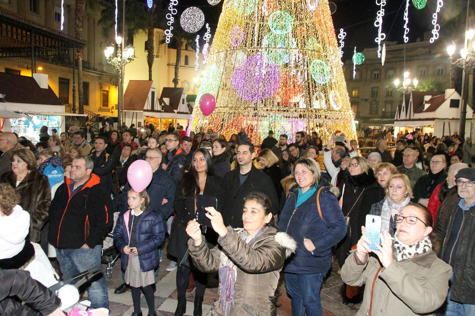 Pepe El Marismeño y el Coro de Emigrantes ponen voz al Cuentacuentos de Huelva Información, en imágenes