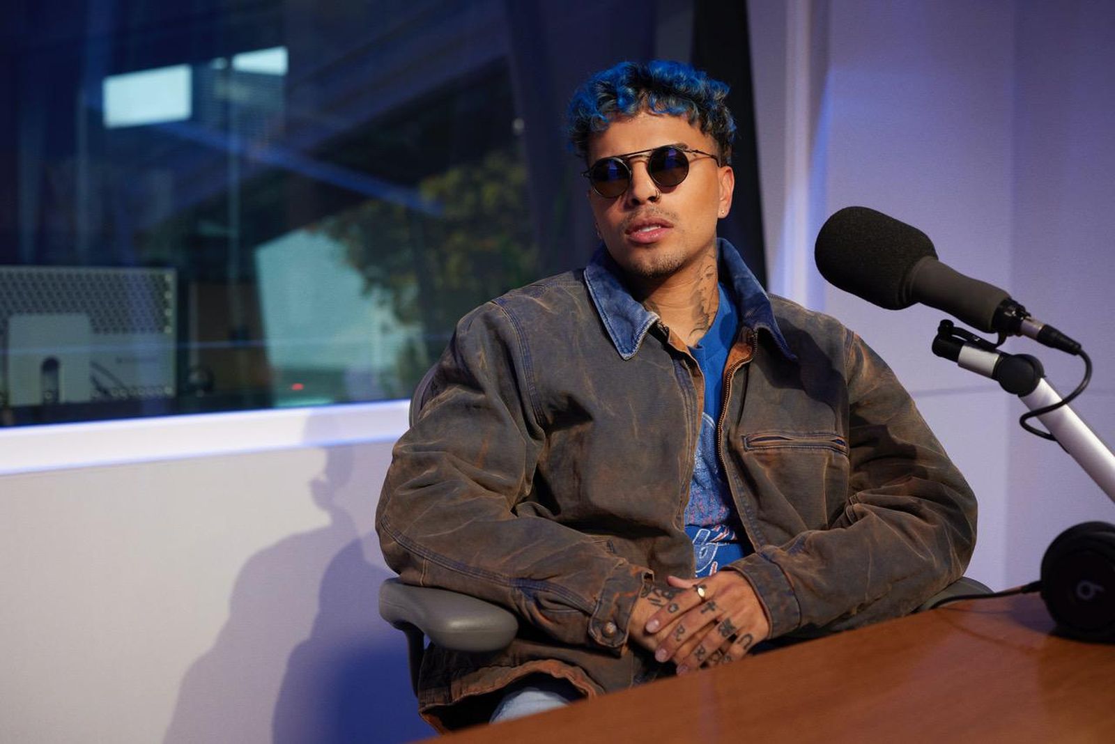 Rauw Alejandro se sincera para Apple Music 1 y habla sin tapujos de cómo es su relación con Rosalía.