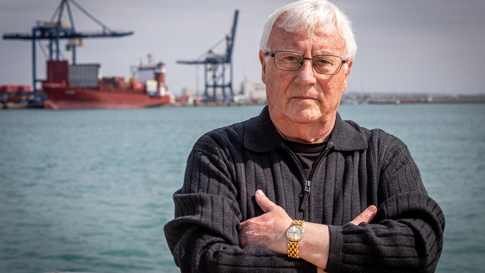 Juan de Dios, con la terminal de contenedores de Concasa al fondo, en el Muelle de Cádiz.