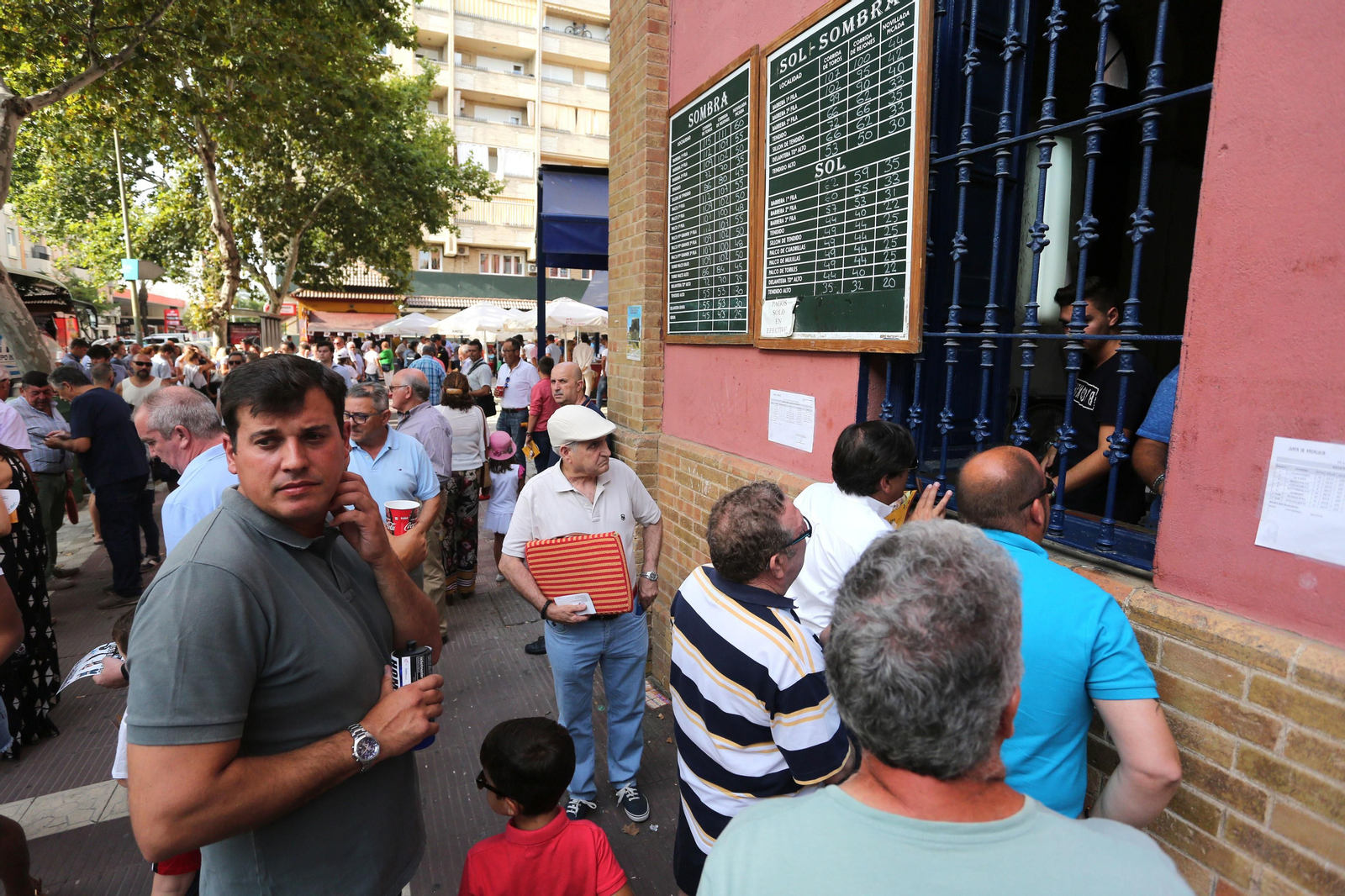 Ambiente en la Plaza de Toros de la Merced