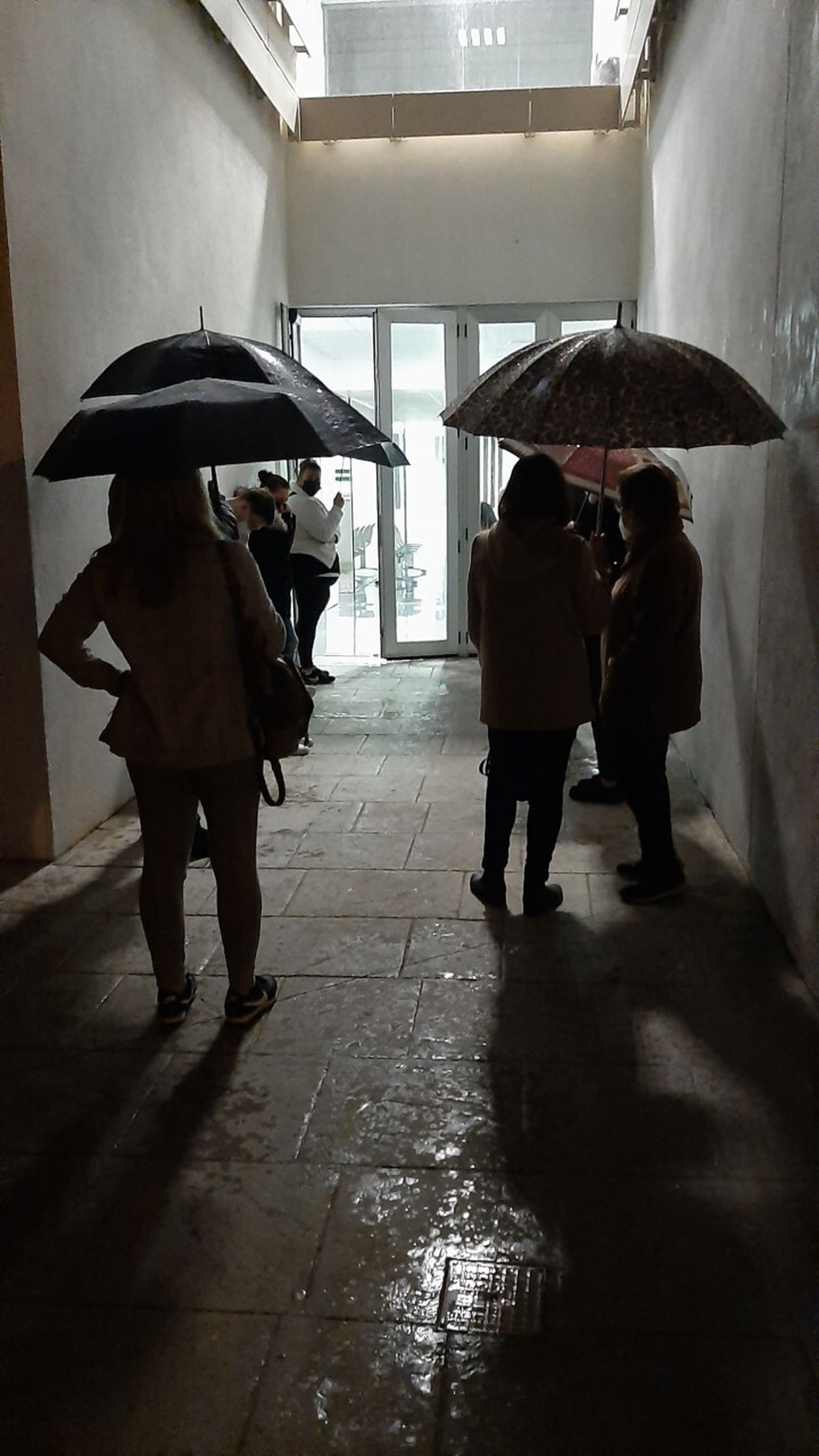 Otra imagen de los usuarios en cola bajo la lluvia en el exterior del centro de salud Jerez Sur