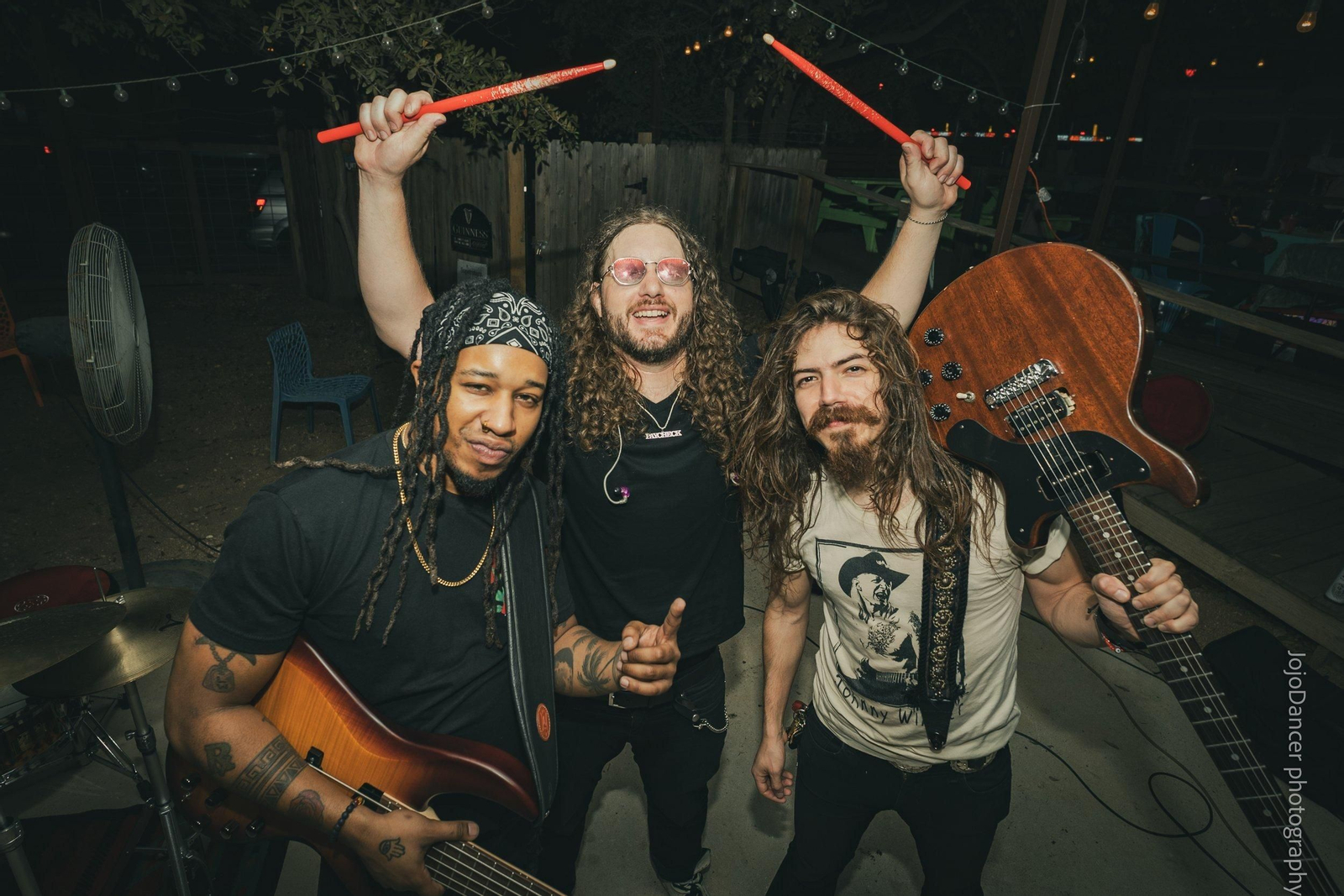 Jason Kane & The Jive son Ace Jackson al bajo, Tommy Bryant a la batería y el guitarrista Jason Kane