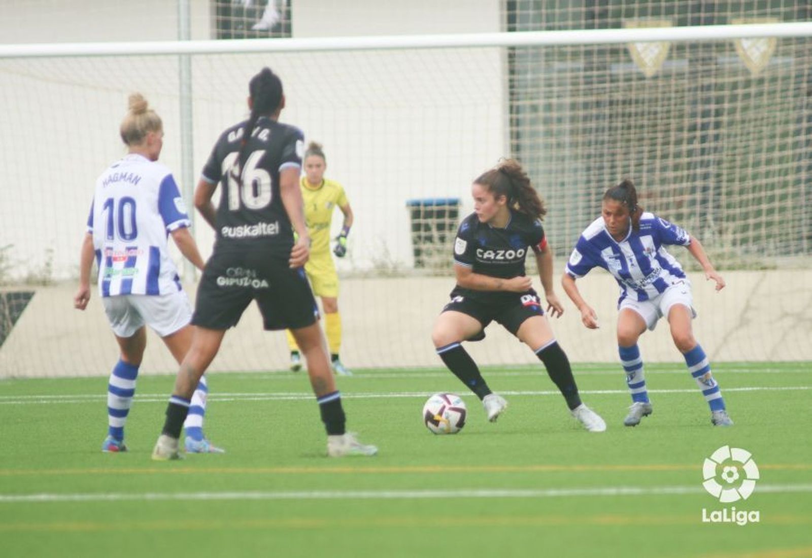 Un lance del partido disputado entre el Sporting y la Real Sociedad.