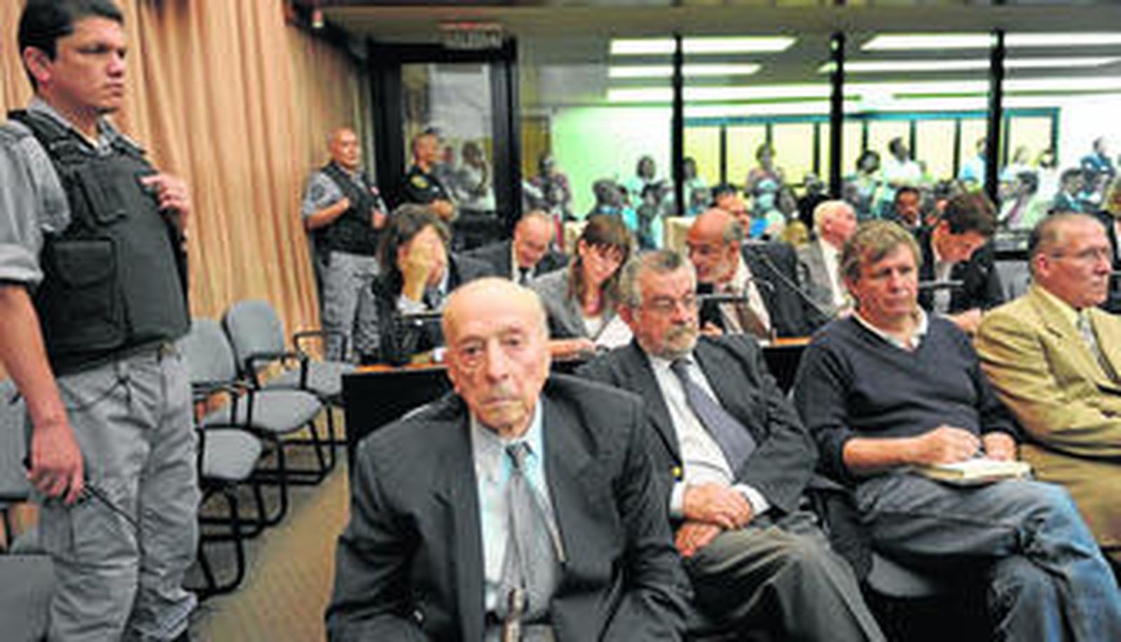 El ex capitán de la Marina, Alfredo Astiz (2º dcha.), y el ex jefe naval Óscar Montes (delante), en el primer día de juicio en Buenos Aires.