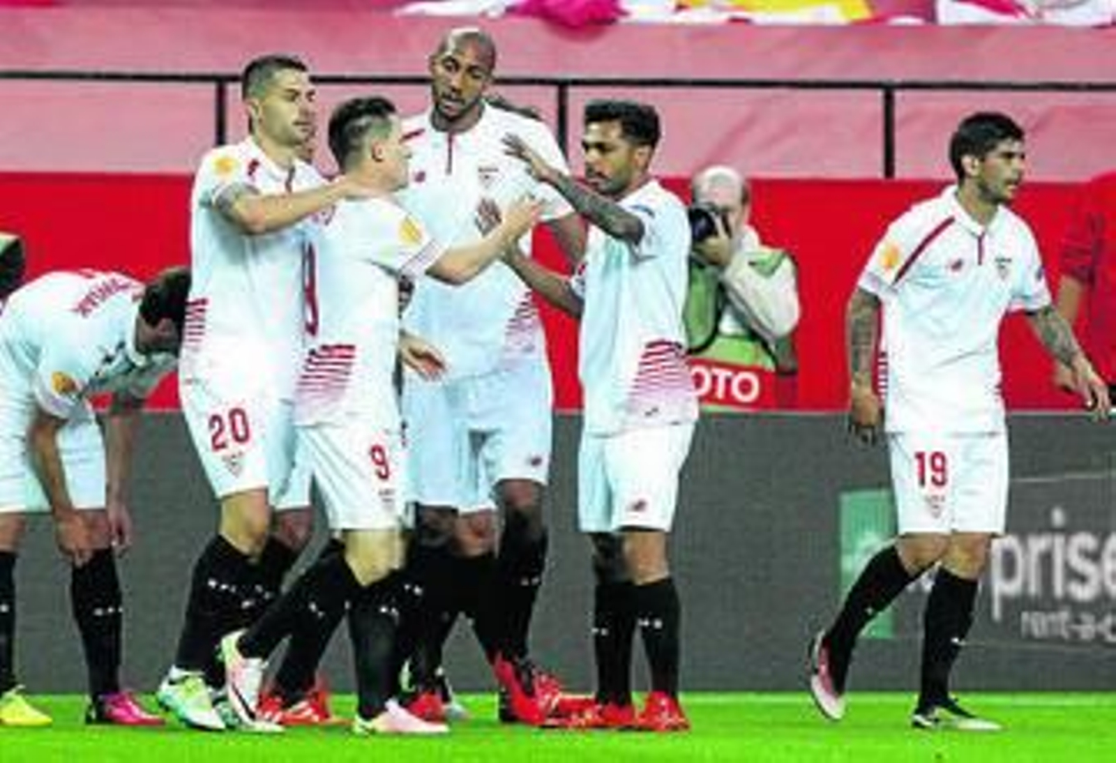 Los jugadores del Sevilla festejan la clasificación para la final de Basilea.