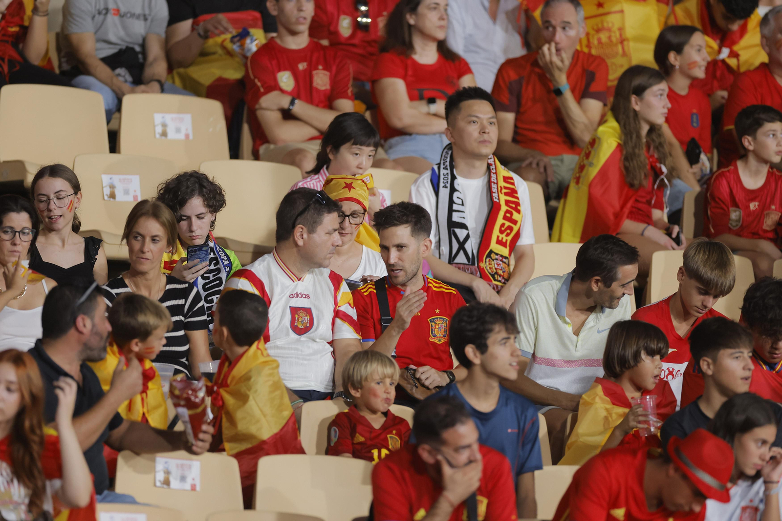 Búscate en las fotos del España-Escocia