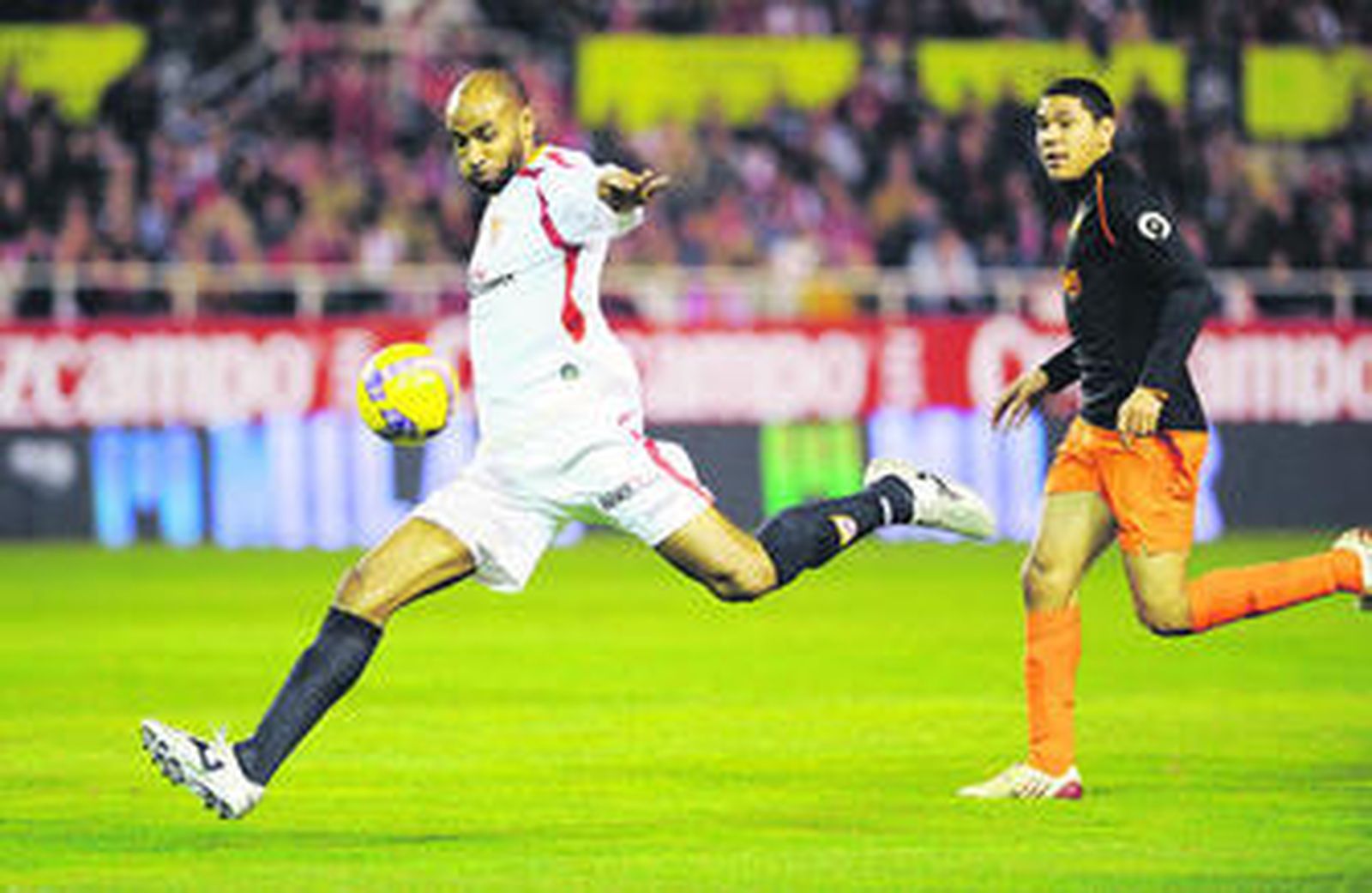 Kanouté, delantero del Sevilla, se dispone a efectuar un tiro a portería ante el Valencia.