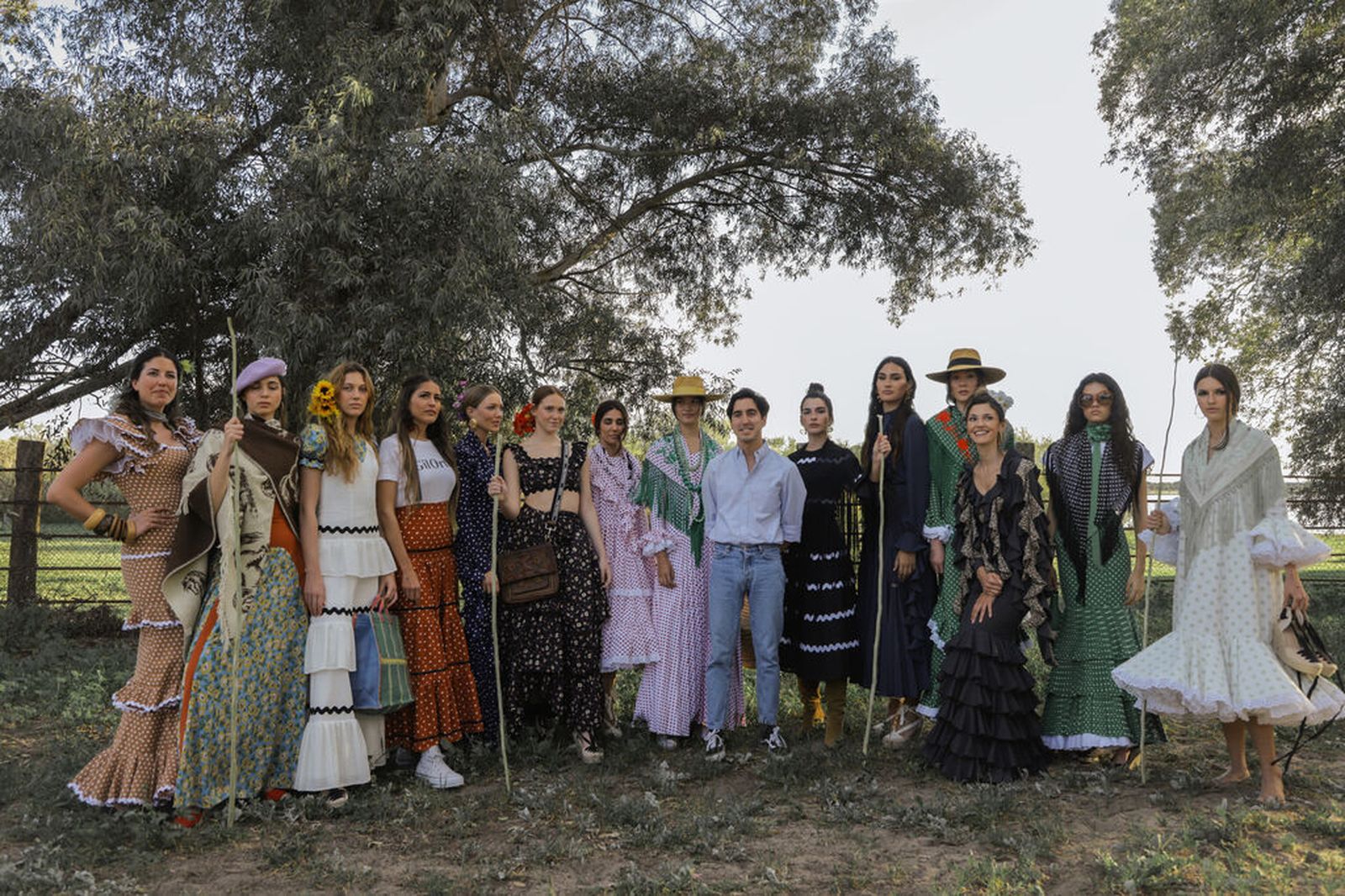 Las mejores imágenes del desfile de moda flamenca del diseñador Gil Ortiz en El Rocío