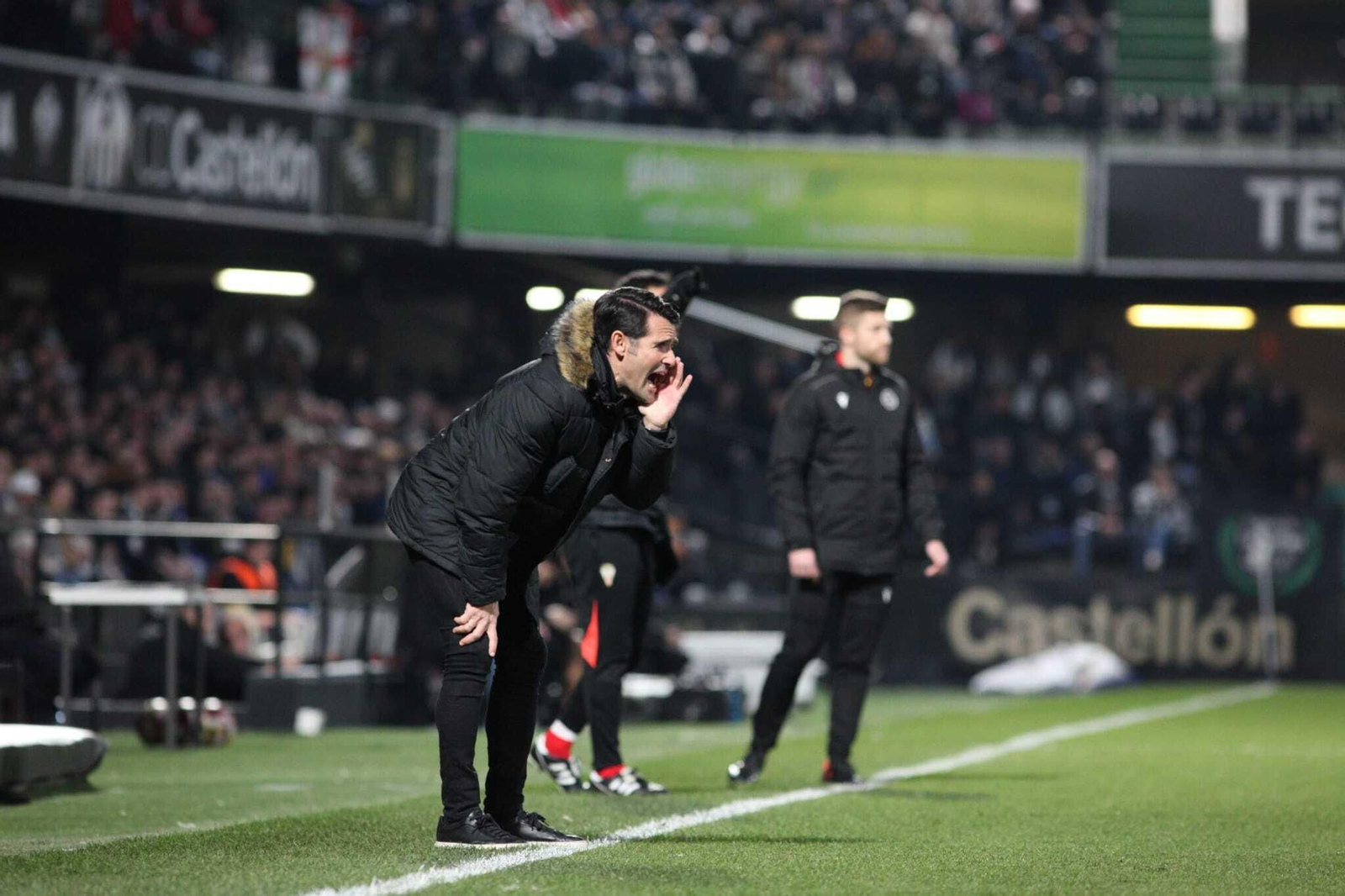 Lolo Escobar da instrucciones en Castalia.