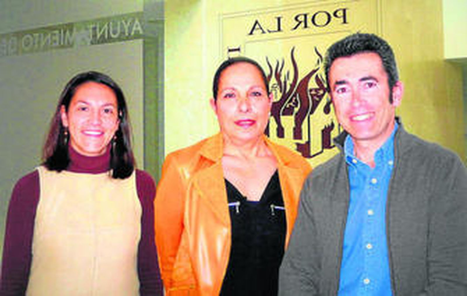 El alcalde Antonio Acuña y la concejal de Cultura, Andrea Barrera, junto a la alcaldesa honorífica Carmen Astete.