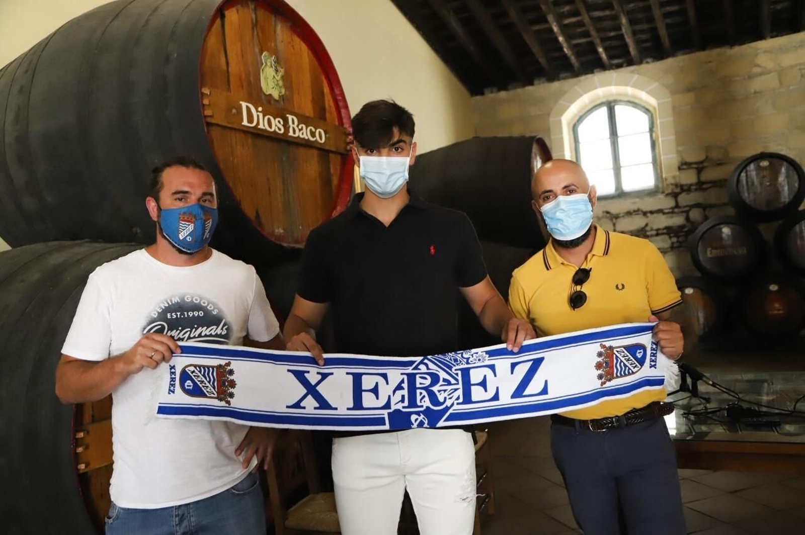 Fernando Pipaón, en su presentación junto a Juan Pedro y Juan Luis Gil  .