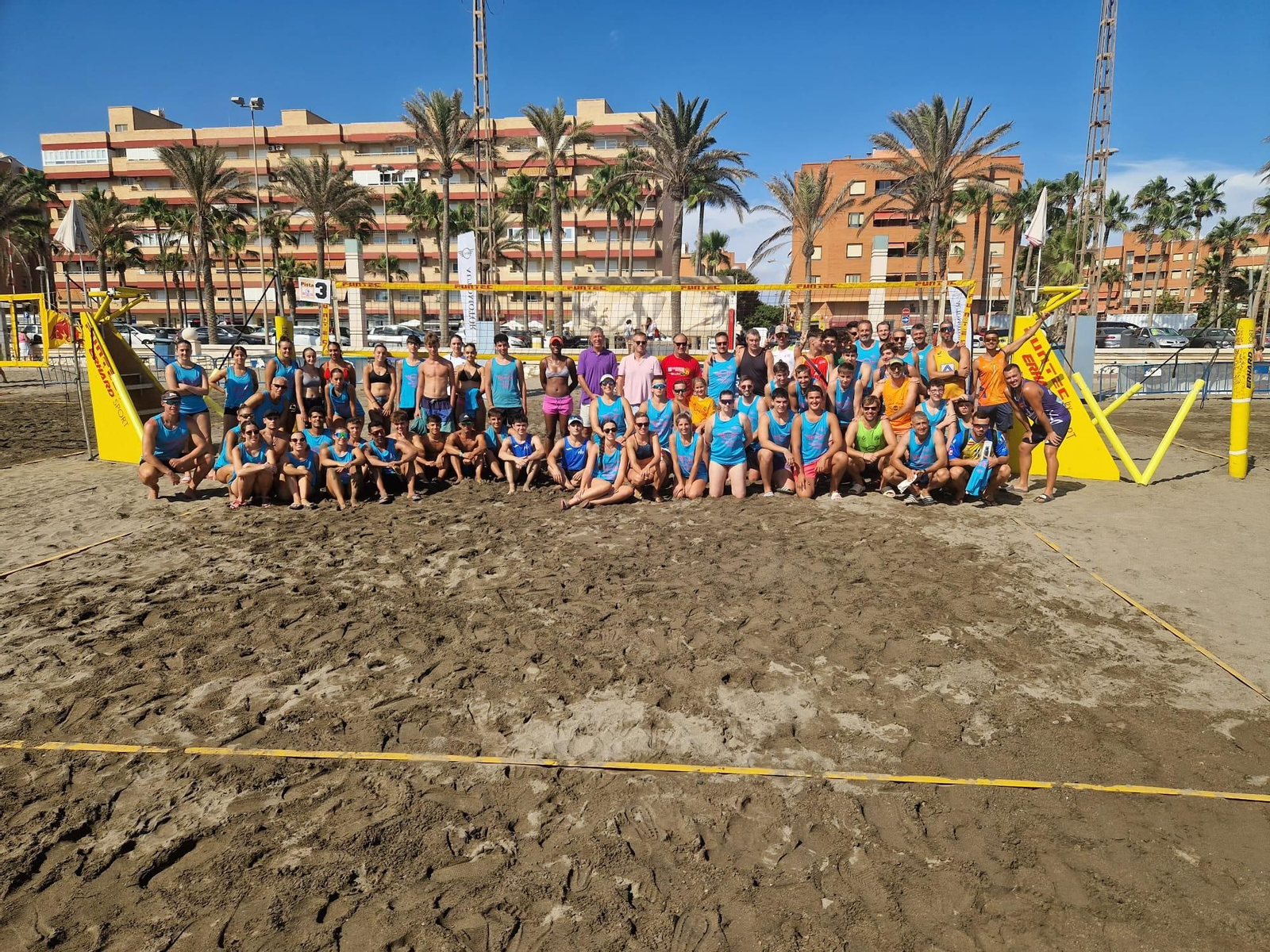 Los participantes del Torneo Almería Sostenible’ de vóley playa 2x2 posan al término de la competición en El Palmeral.