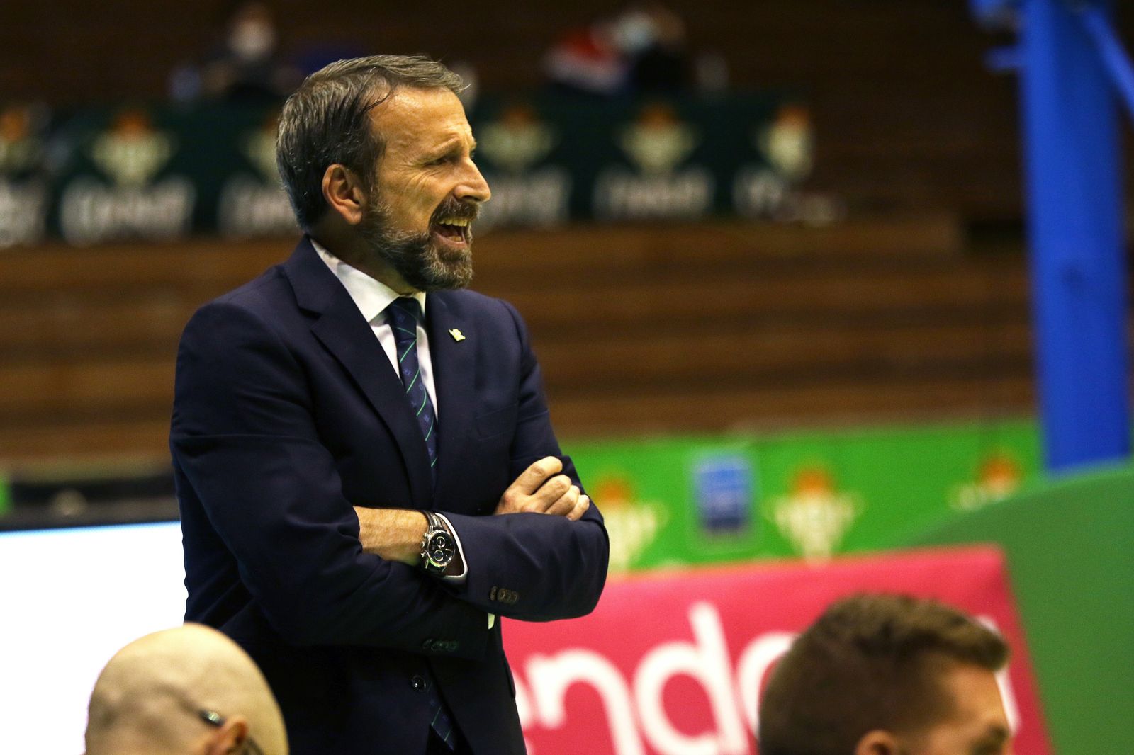 Joan Plaza da instrucciones a sus jugadores durante el choque con el Obradoiro.