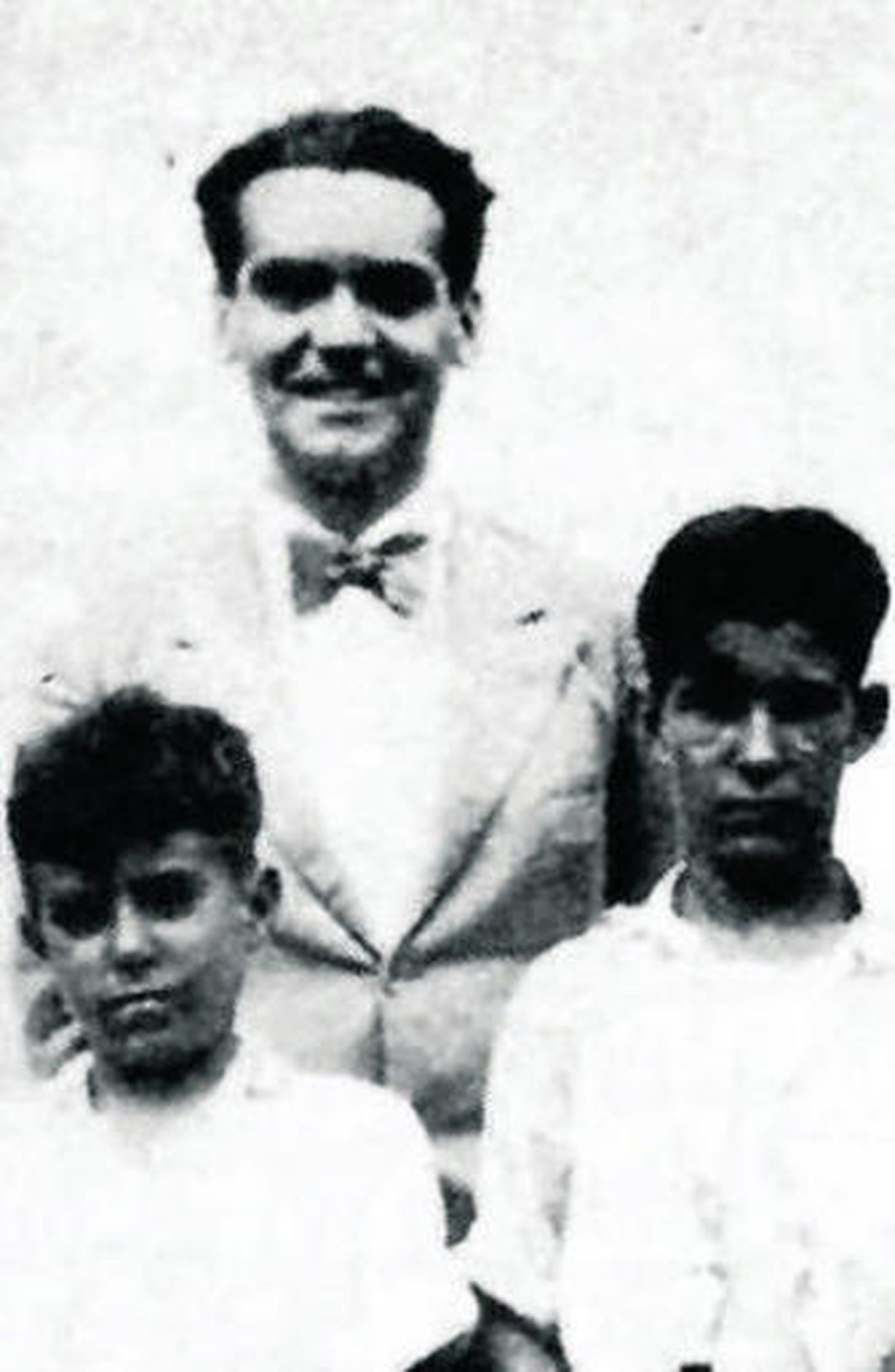 Lorca junto a niños cubanos.