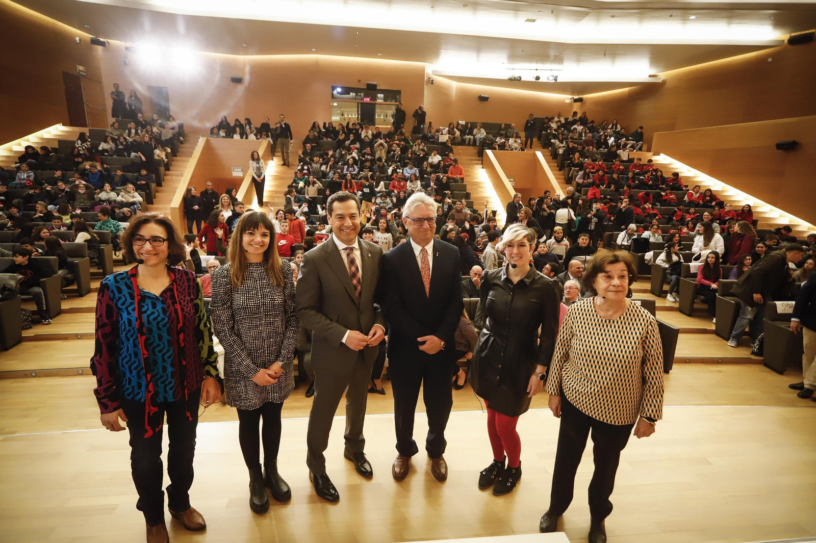 De izquierda a derecha, Rosana Montes, Vanesa Gámiz, Juanma Moreno, Luis Alcalá, Rocío Romero y Teresa de Pedro.