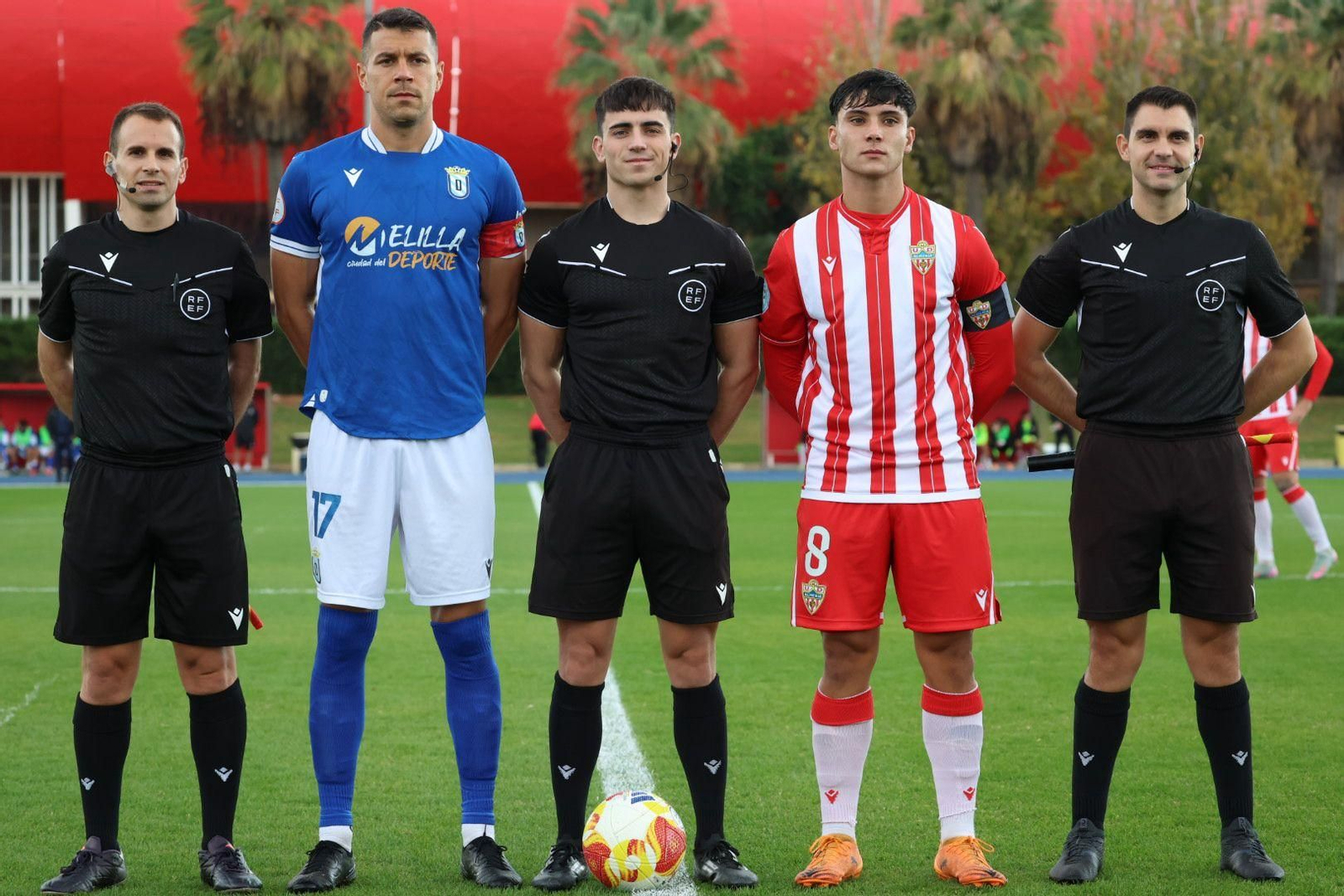 Pelón, Joan y el trío arbitral, antes del inicio de la contienda.