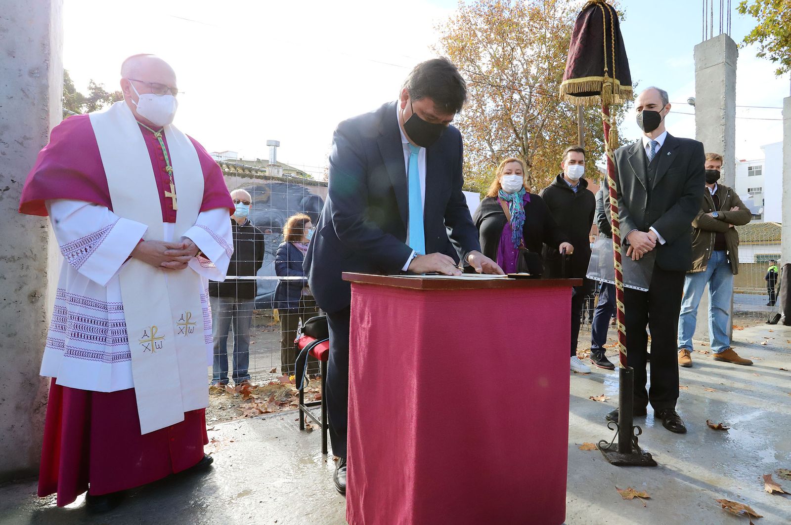 El Obispo de Huelva, Santiago Gómez, coloca la primera piedra de la nueva parroquia de Cristo Sacerdote, en imágenes