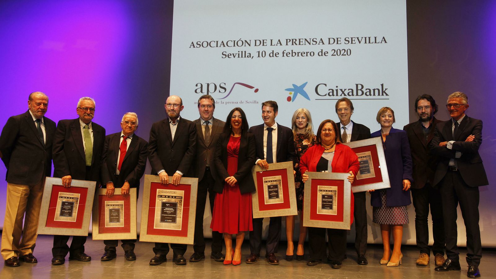 Los premiados, con las autoridades, la delegada de la Caixa y el presidente de la APS.