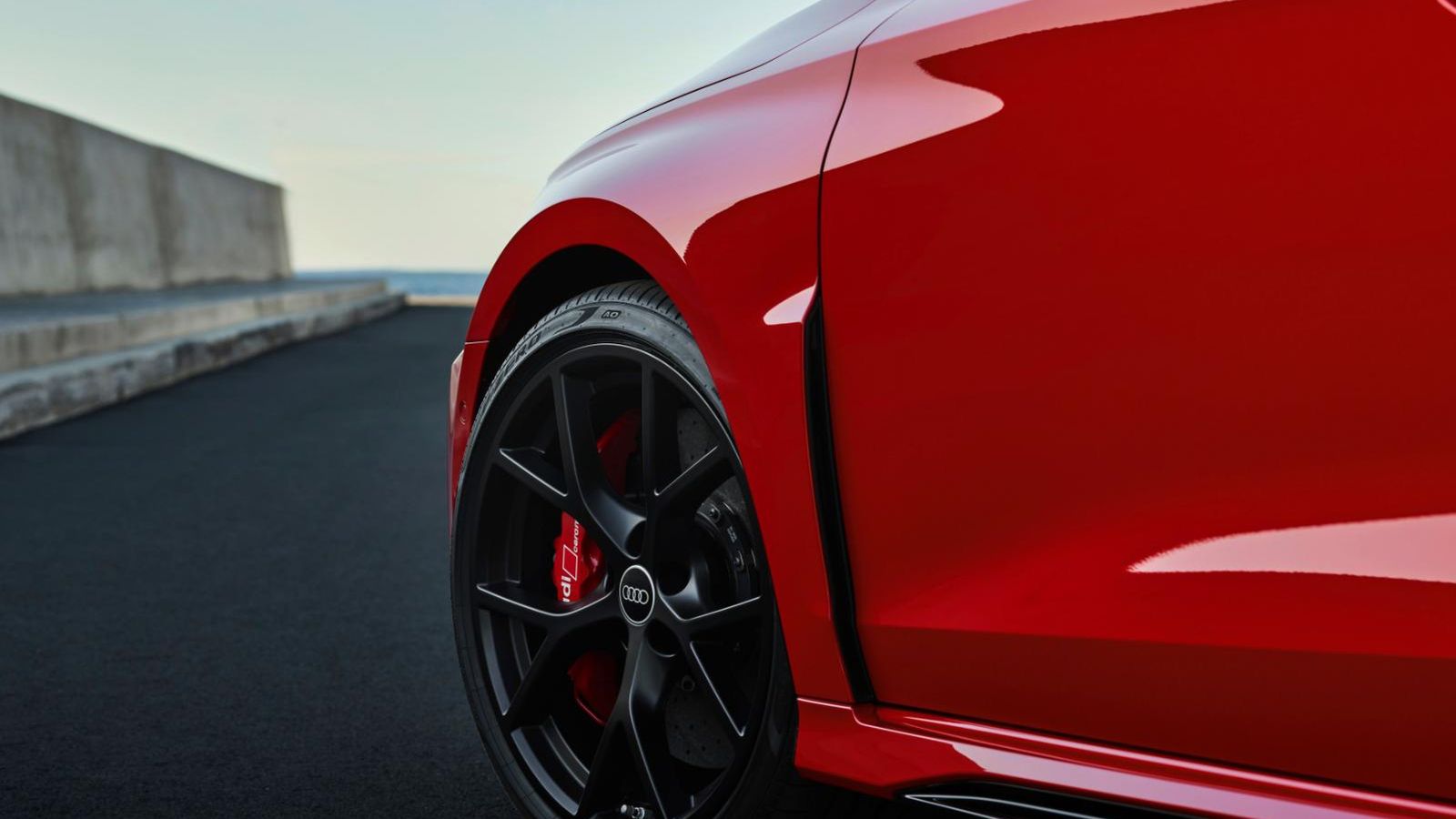 Entre los elementos distintivos del RS3 está esta salida de aire situada tras las ruedas.