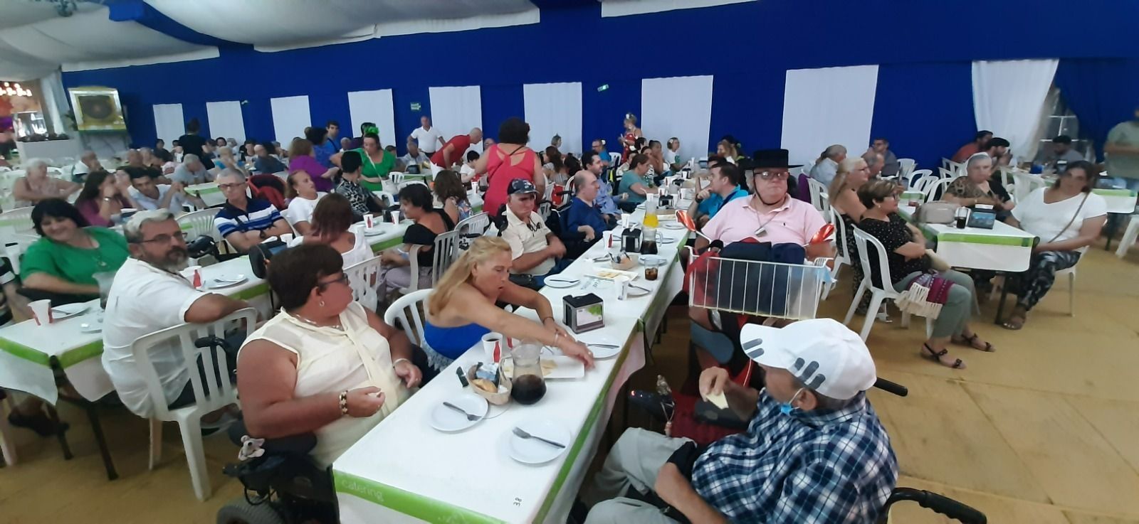 Un momento  de la velada convivencia en la caseta municipal