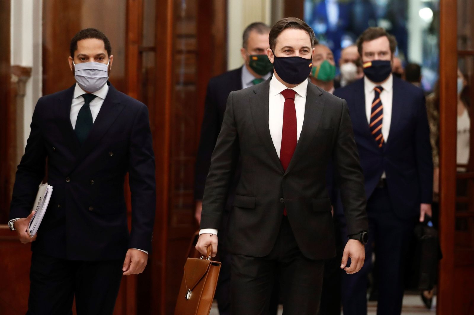 Santiago Abascal y otros compañeros de Vox a su llegada al Congreso.