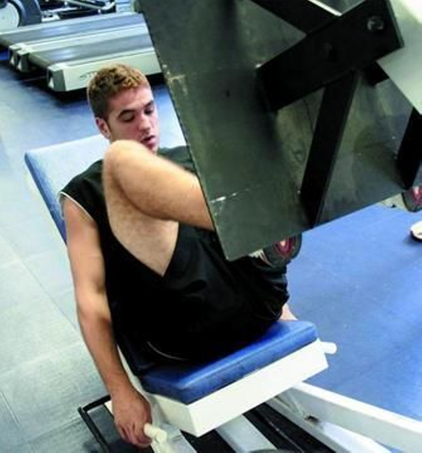 Rafa Rufián realiza ejercicios en el gimnasio.