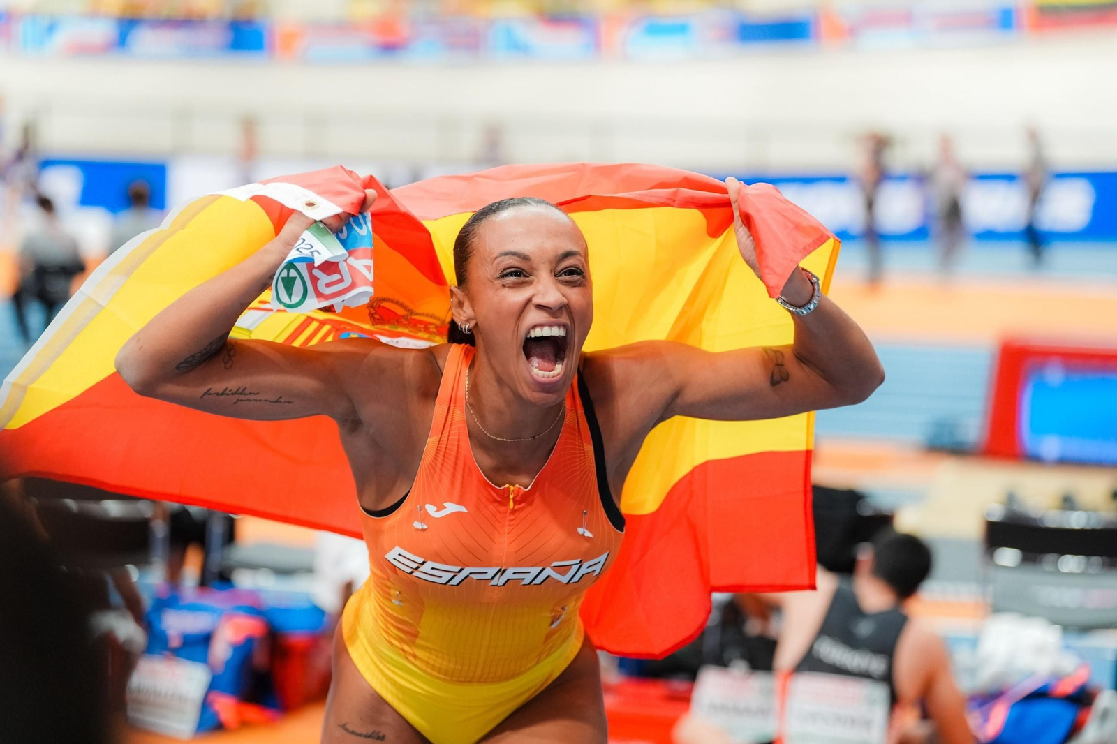 Ana Peleteiro celebra su oro en el Europeo bajo techo en Apeldoorn.