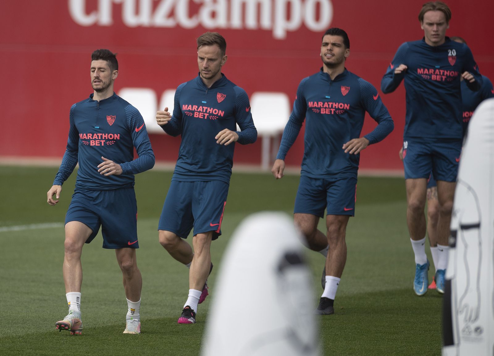 Escudero encabeza una cola de ejercicios junto a Rakitic, Rekik y Johansson.