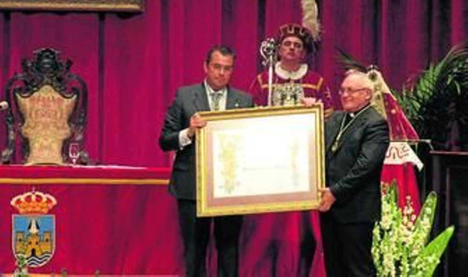 Julio Juez, junto al alcalde en el pleno extraordinario en el que fue nombrado Hijo Adoptivo de la ciudad.