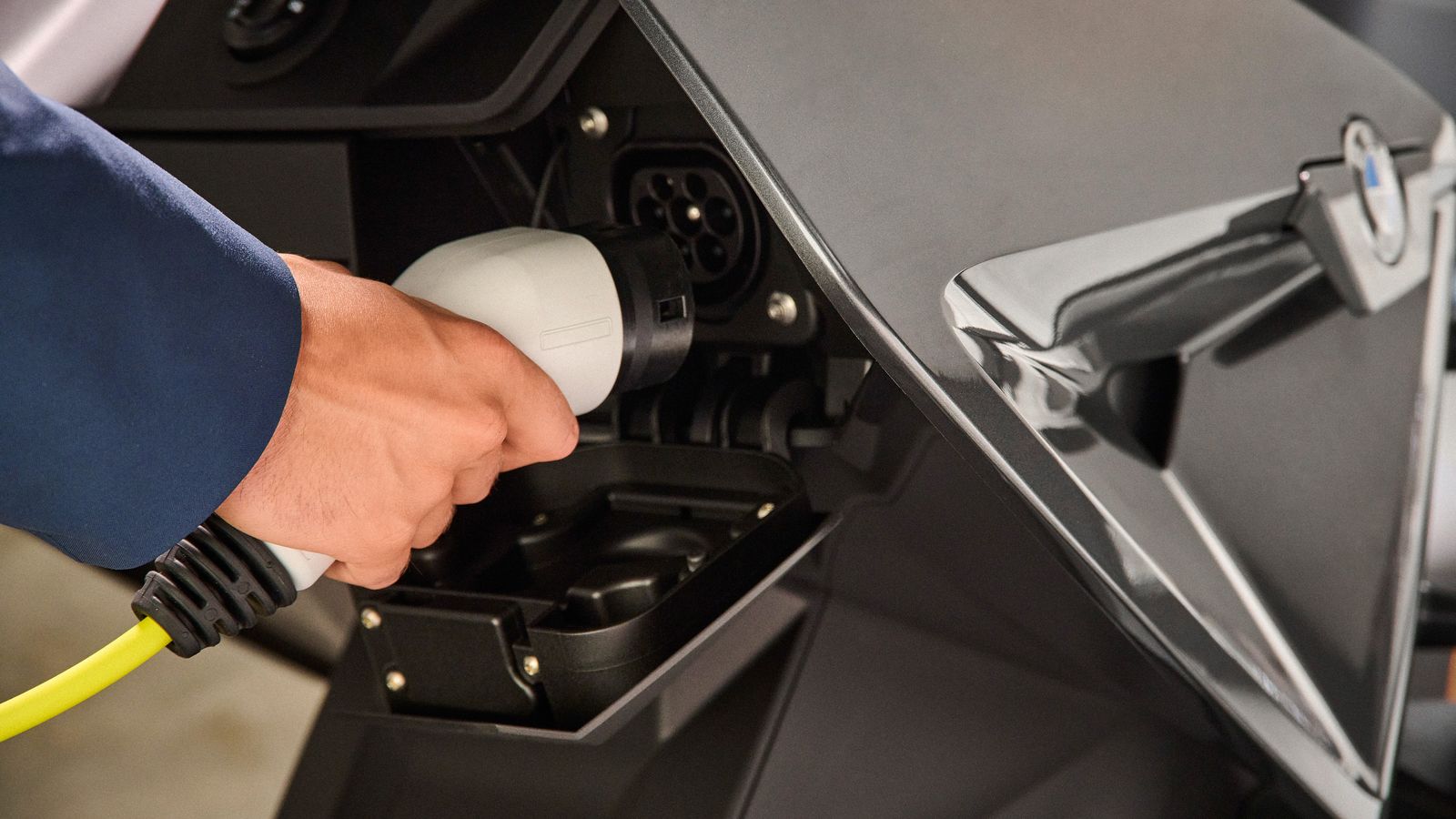 De serie, el cargador embarcado es de 2,3 kW, aunque puede ser reemplazado por uno de 6,9 con el que conseguir cargas más rápidas.