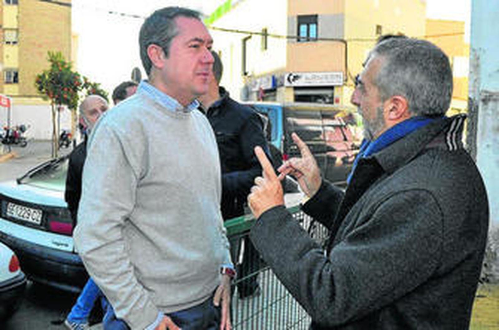 Espadas conversa con uno de los vecinos de Bellavista durante la visita que realizó ayer al barrio.