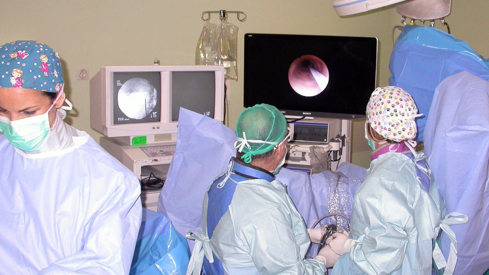 El doctor Reina aplicando esta técnica, de la cual el hospital sevillano es pionero en Andalucía.