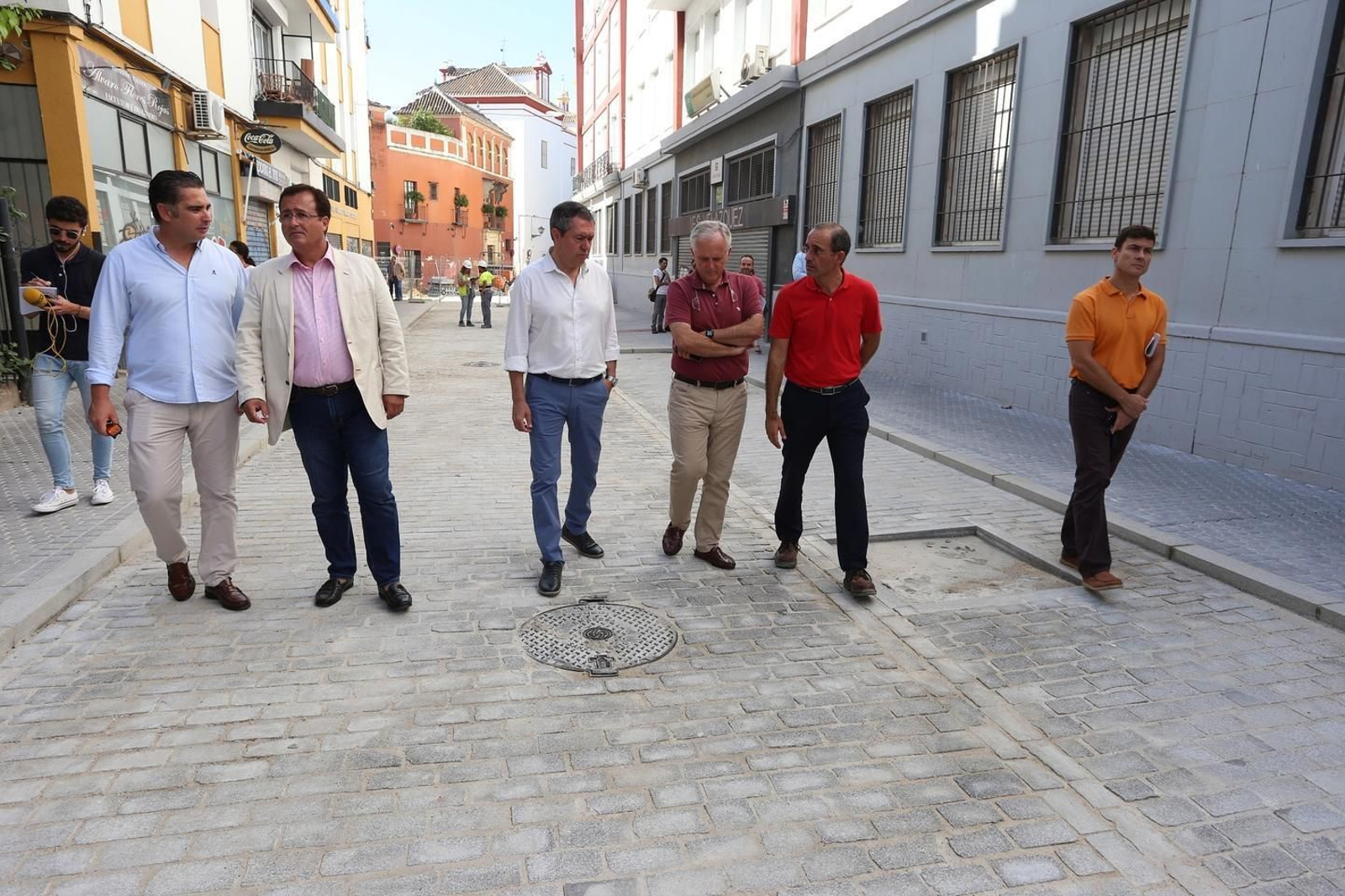 Espadas y su delegado Cabrera, en la visita esta semana a la céntrica calle Francisco Carrión Mejías.