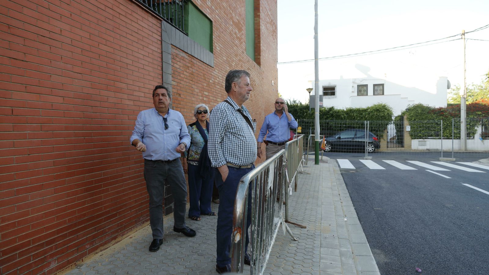Los vecinos comprueban las obras, sin concluir, en la calle Pinta.