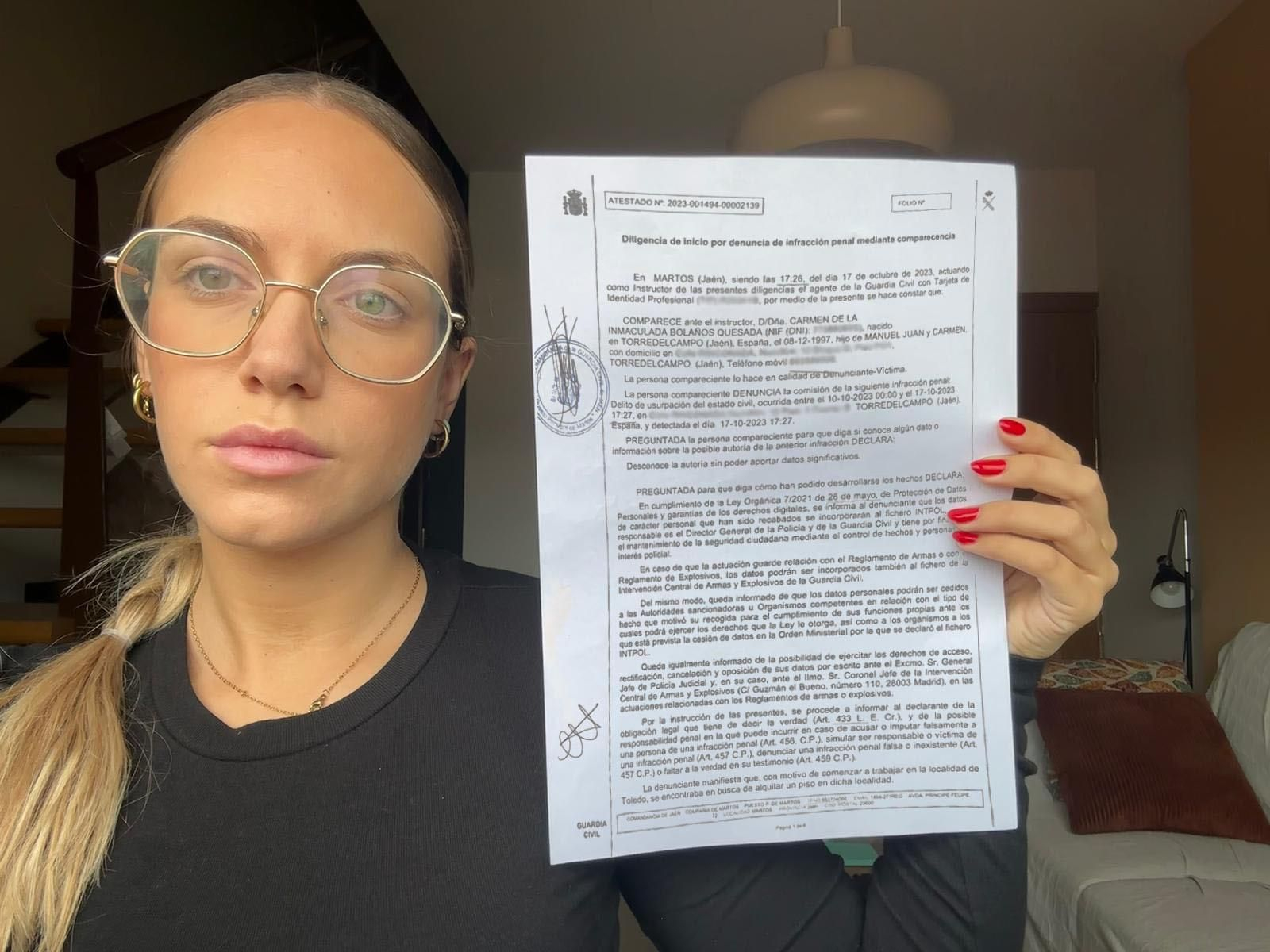 La torrecampeña Carmen Bolaños muestra la denuncia interpuesta ante la Guardia Civil.