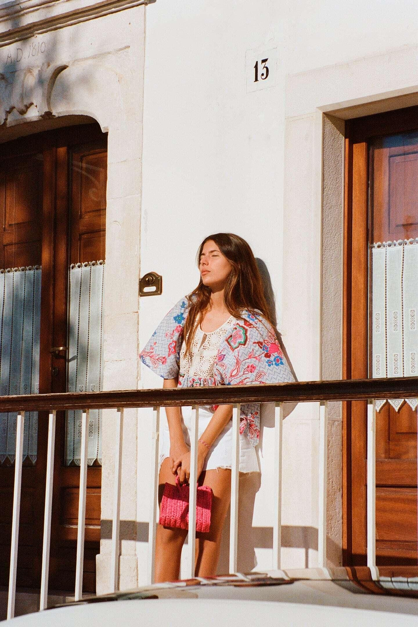 Blusa con detalle en crochet de Zara.