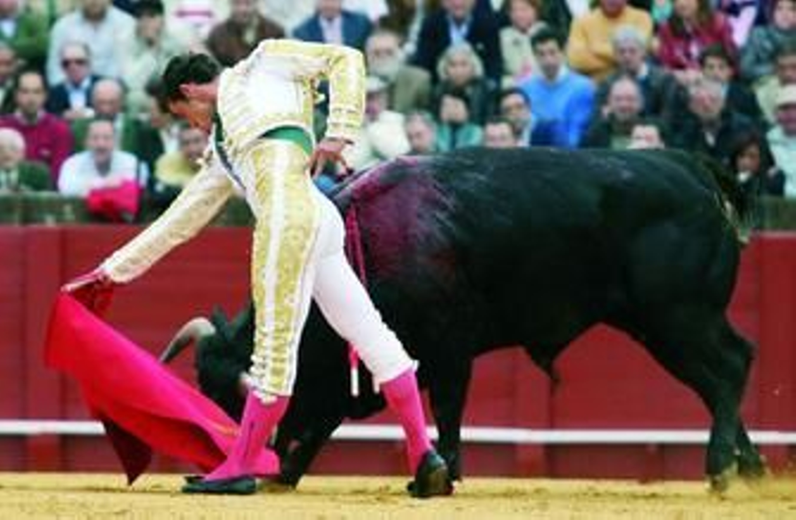 Pepe Moral, en un pase de pecho con la diestra al primer novillo.