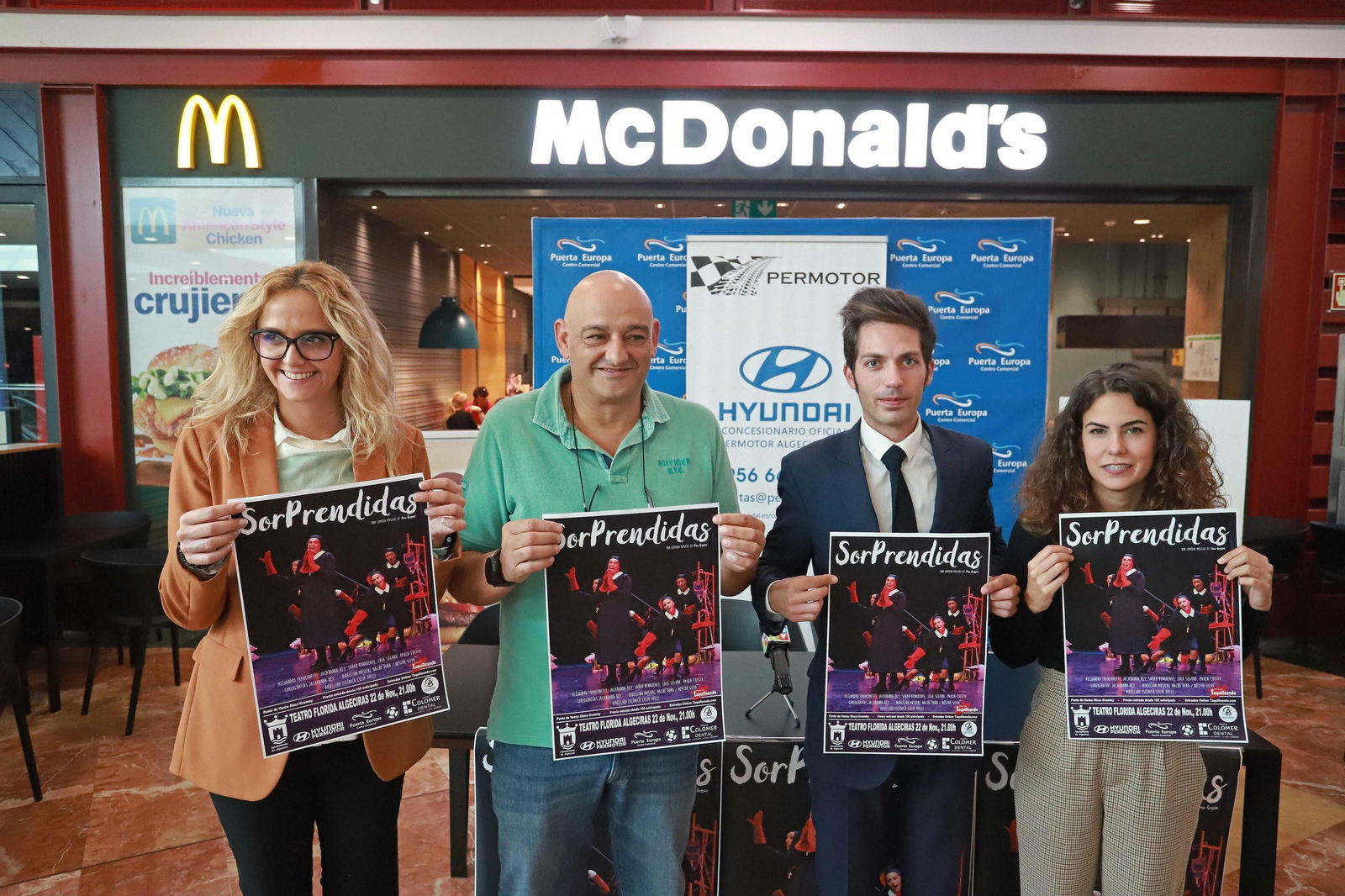 Jorge de Castro, Mar Carrillo, Celia Dolci y Aurelio Comino muestran el cartel de la obra.