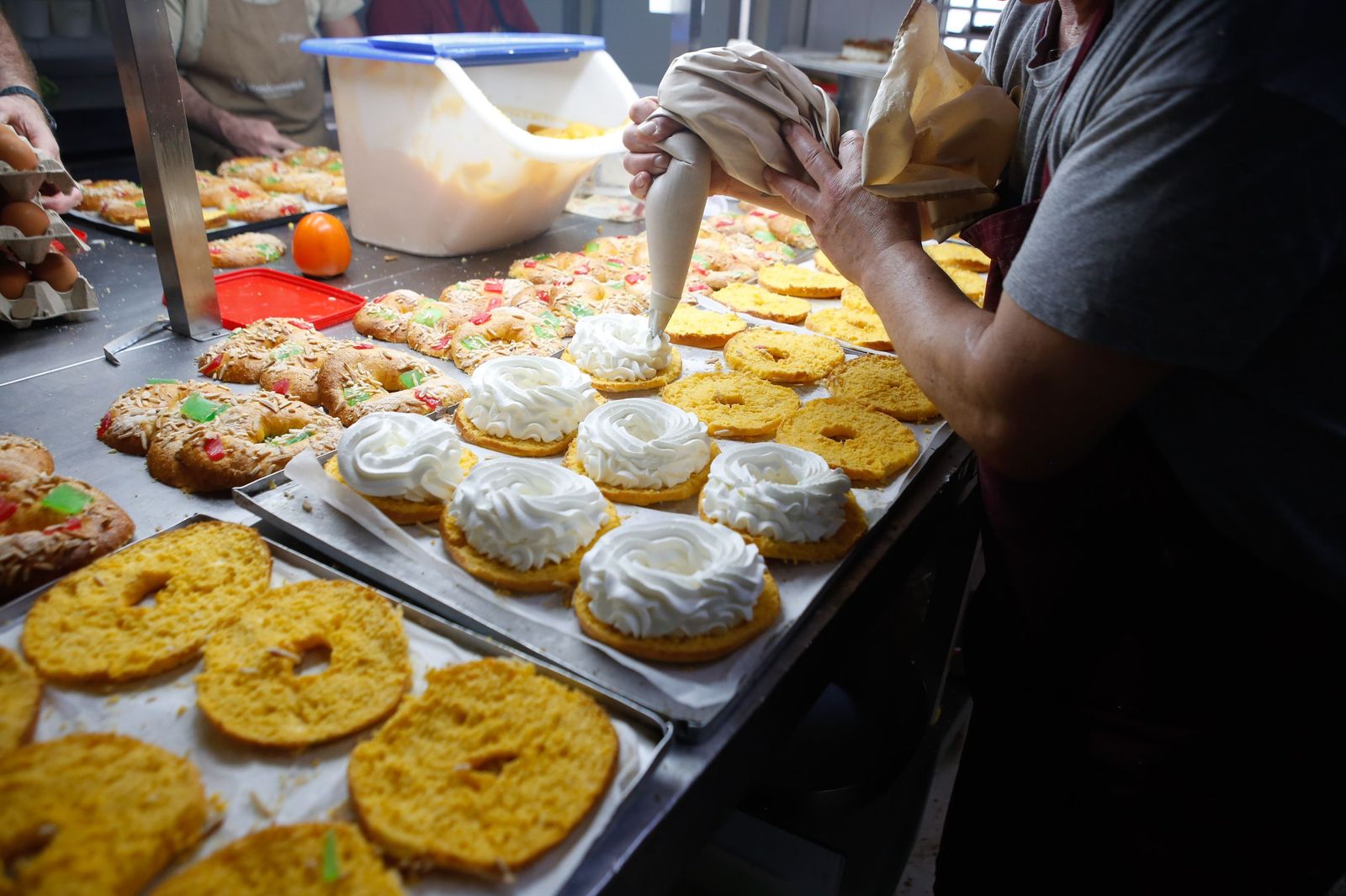 Fotos de la elaboración artesana del roscón de Reyes en la pastelería La Tarifeña